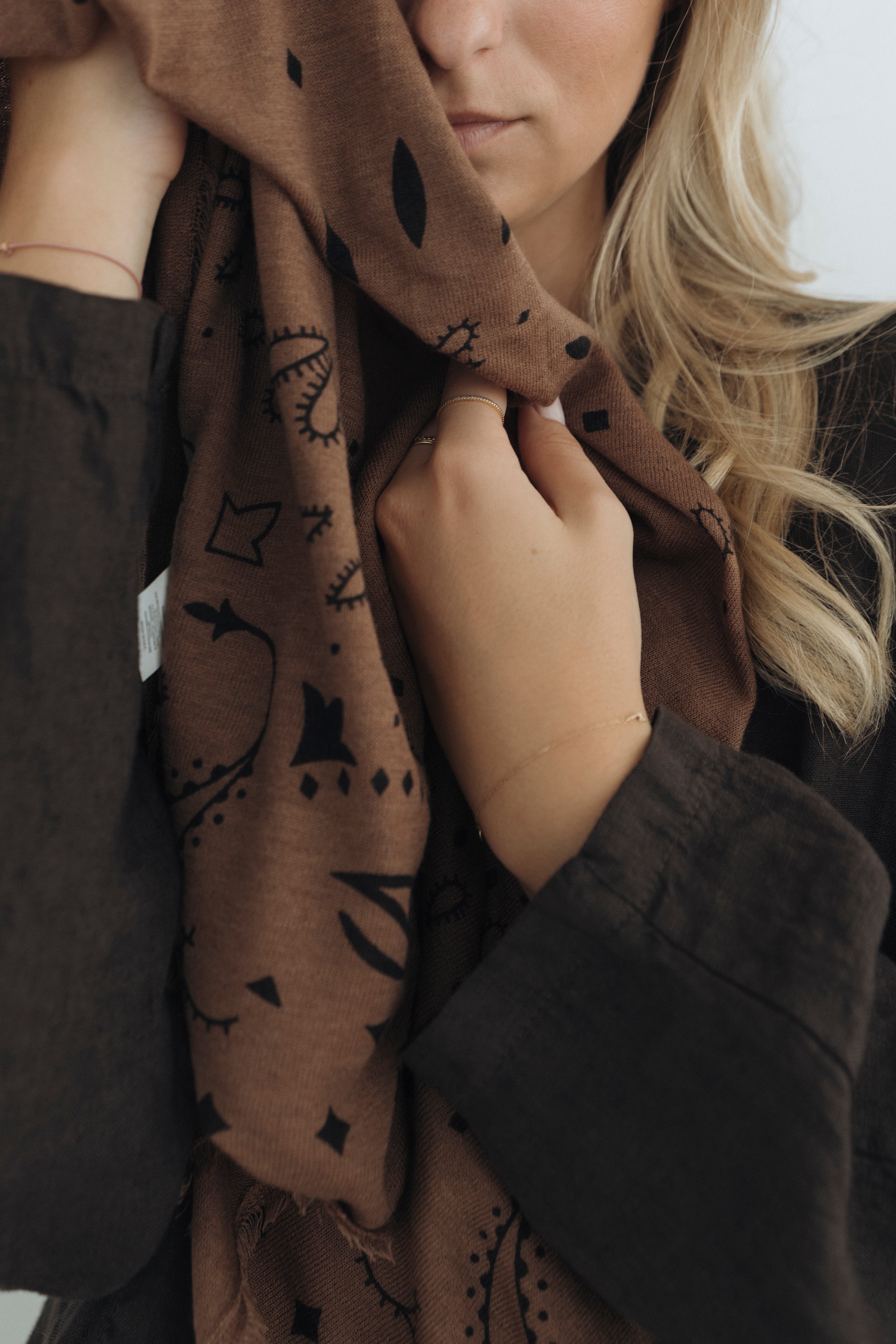 Tuch mit Muster "MyaDLL" camel
