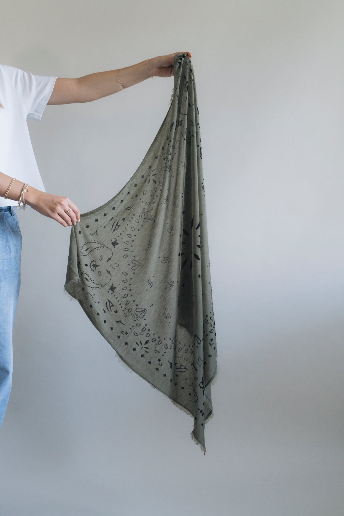 Tuch mit Muster "MyaDLL" light khaki