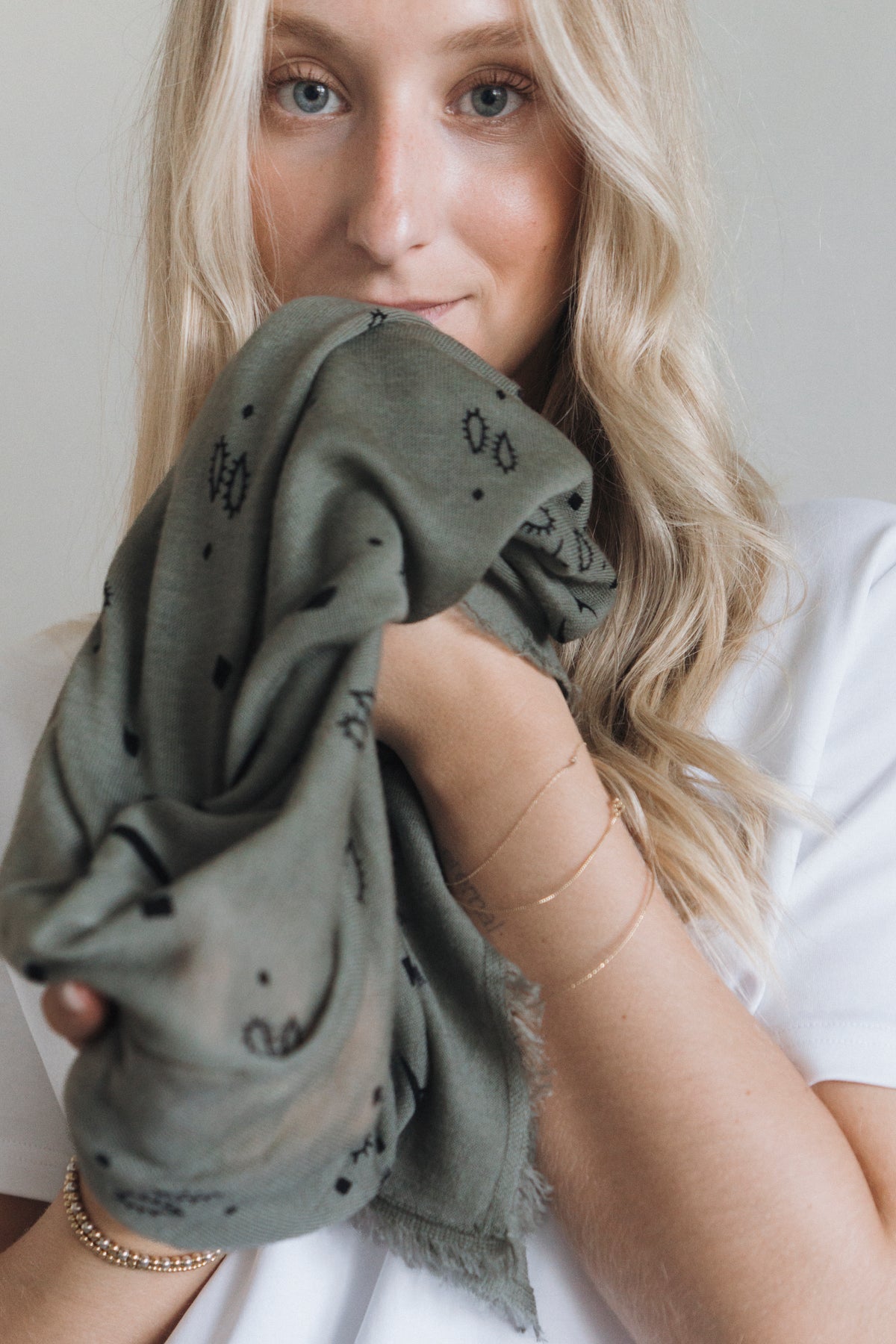 Tuch mit Muster "MyaDLL" light khaki