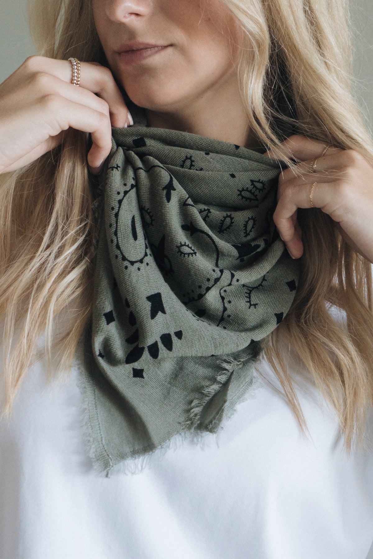 Tuch mit Muster "MyaDLL" light khaki
