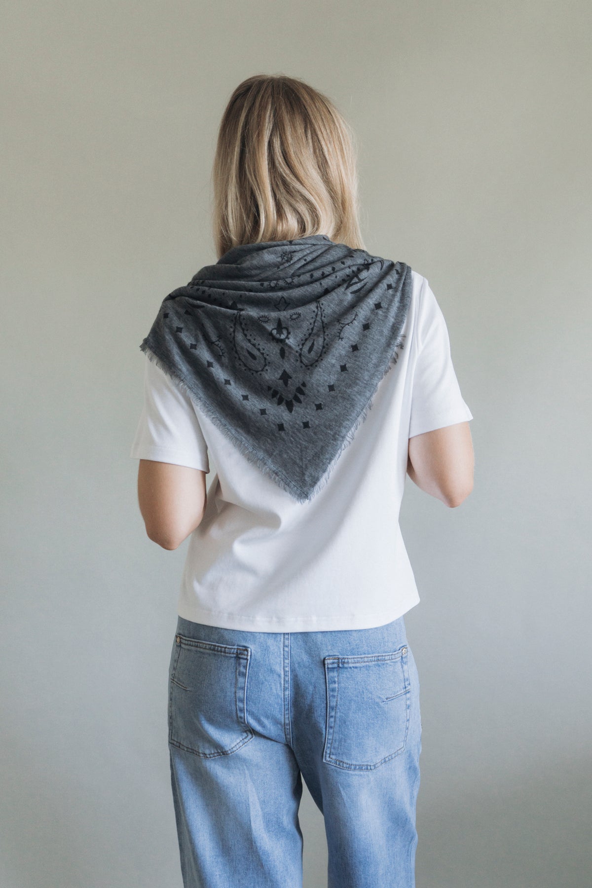 Tuch mit Muster "MyaDLL" dark grey