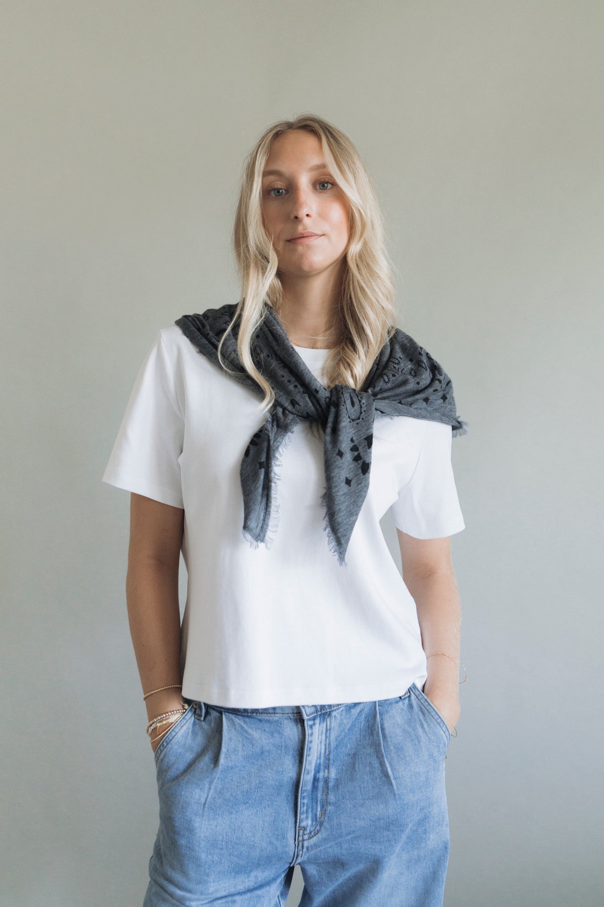 Tuch mit Muster "MyaDLL" dark grey