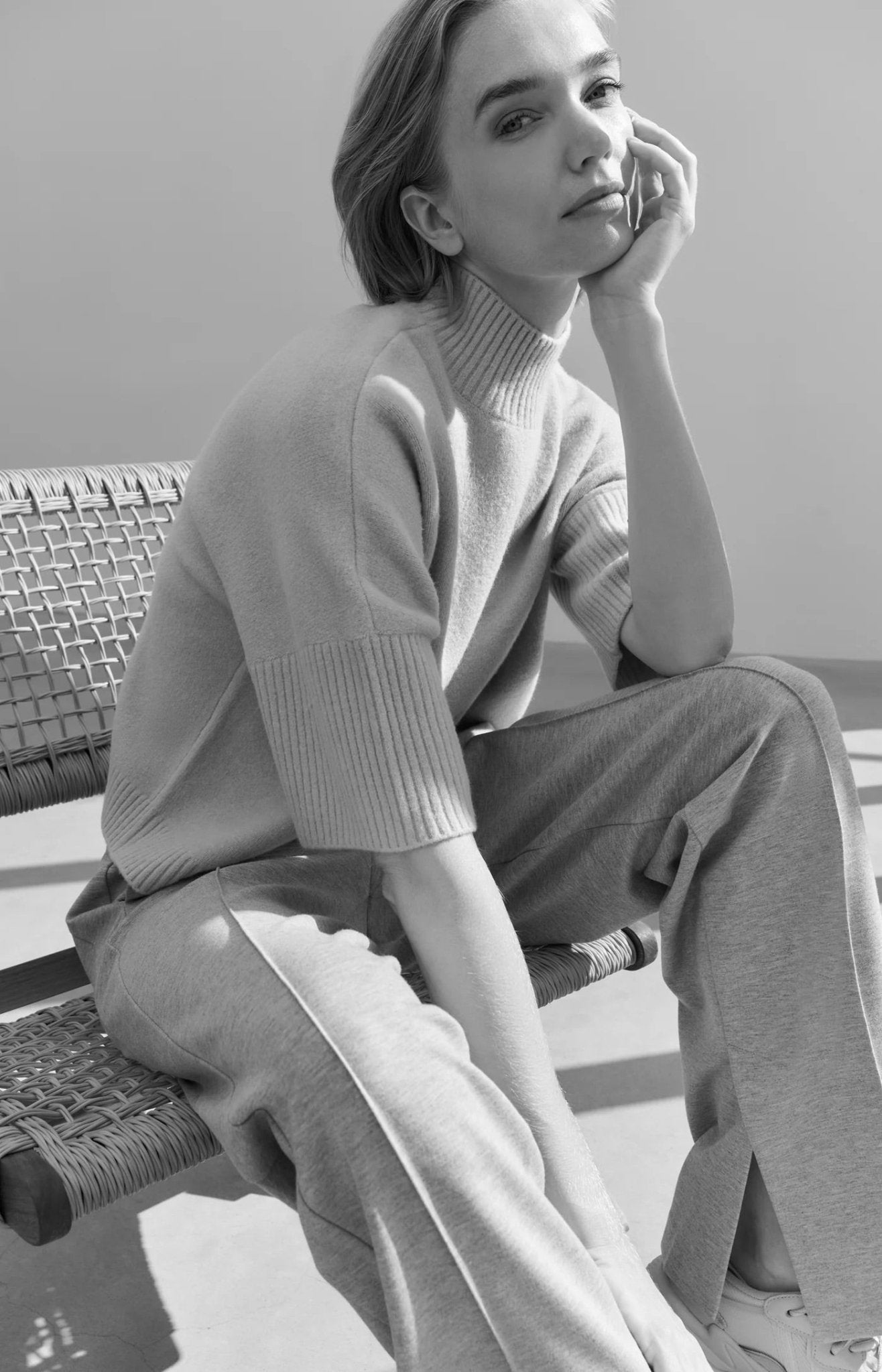 Weiche graue Hose mit geradem Bein und Zierfalte - Dein Lieblingsladen Concept