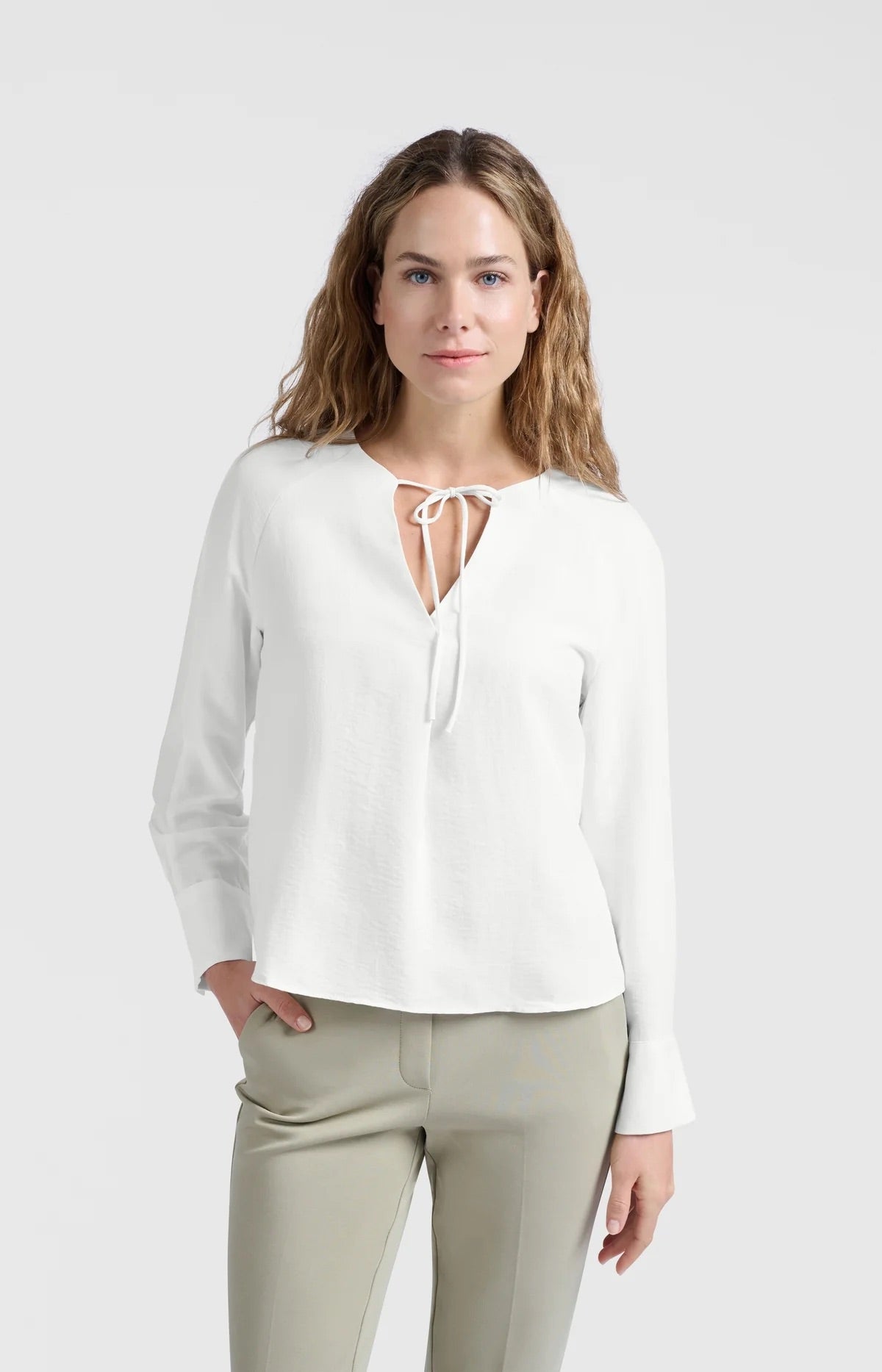Bluse mit V-Ausschnitt und Schleifendetail