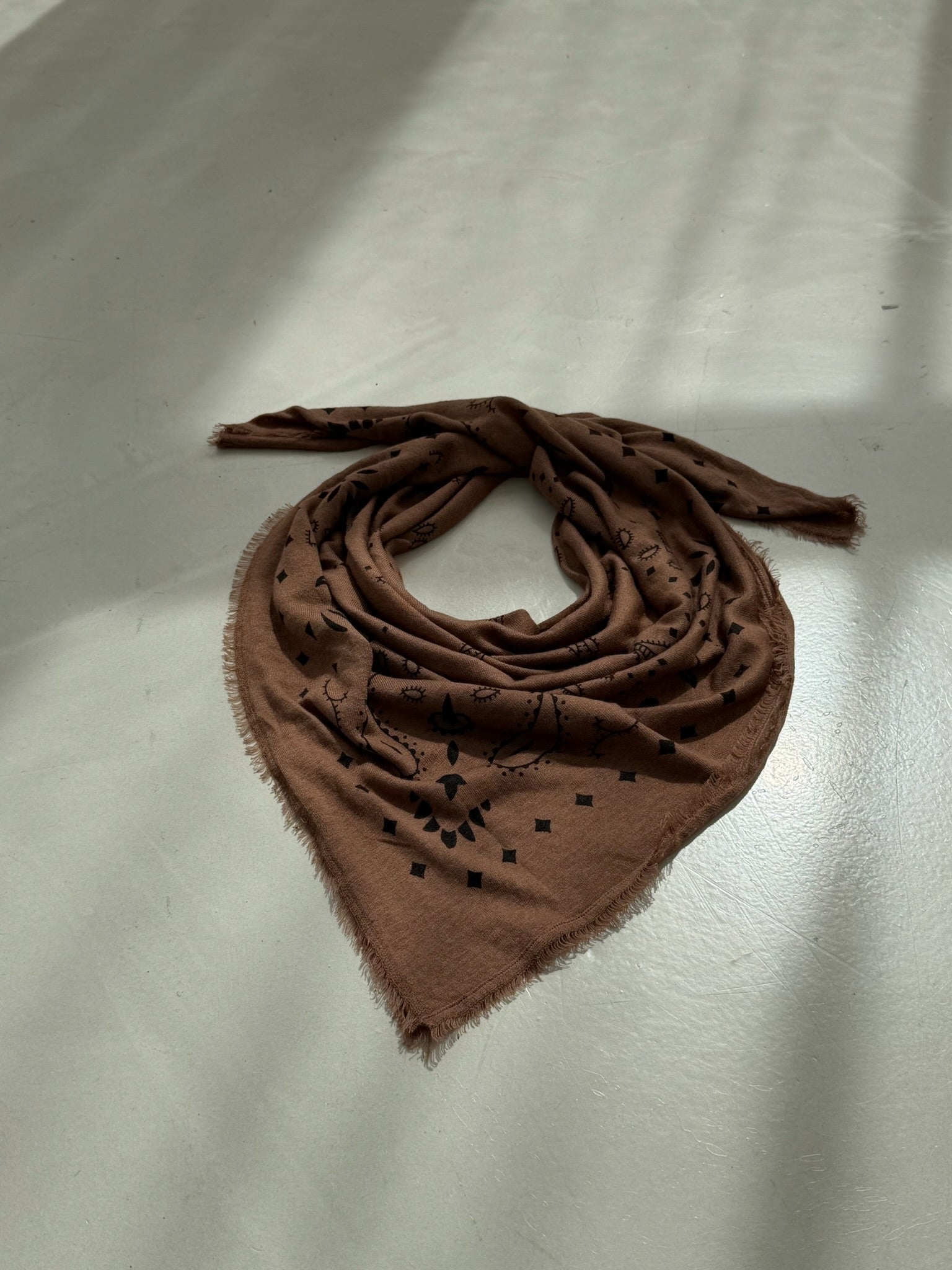Tuch mit Muster "MyaDLL" camel