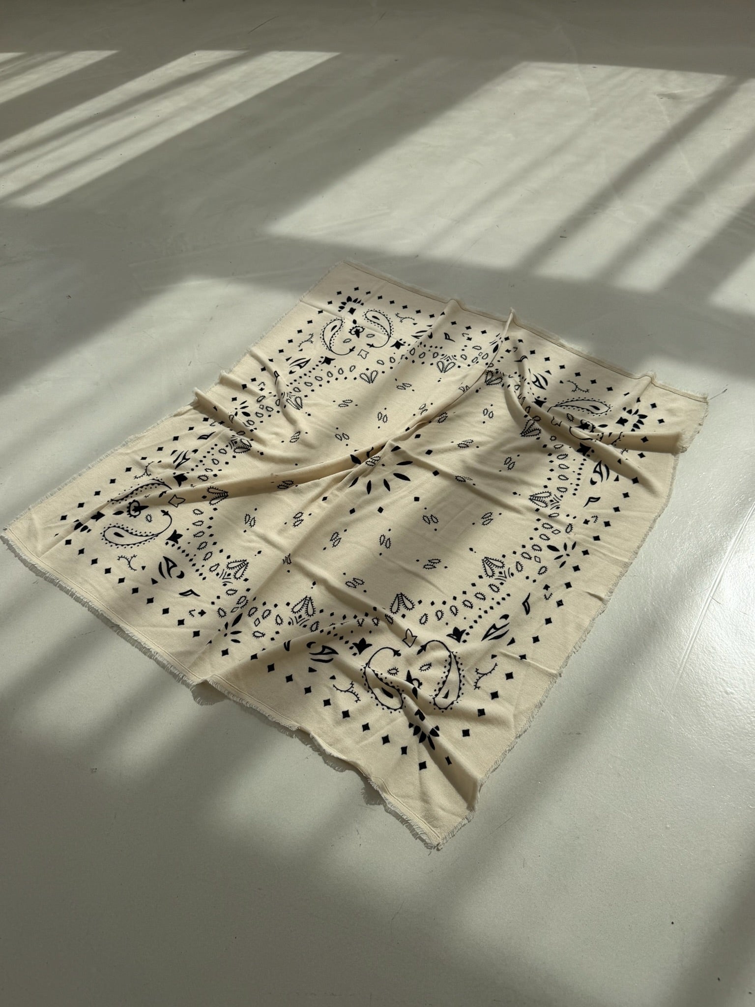 Tuch mit Muster "MyaDLL" beige