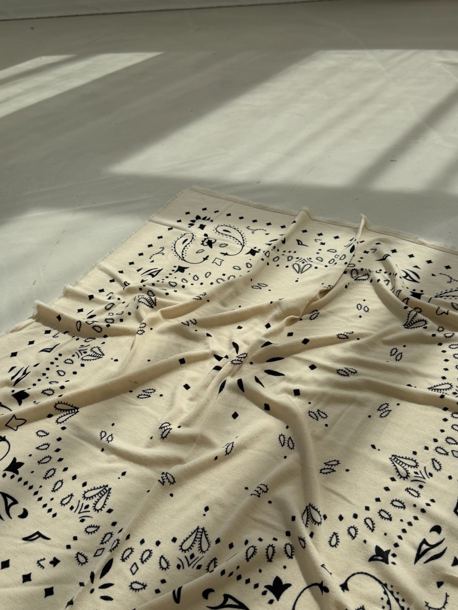 Tuch mit Muster "MyaDLL" beige