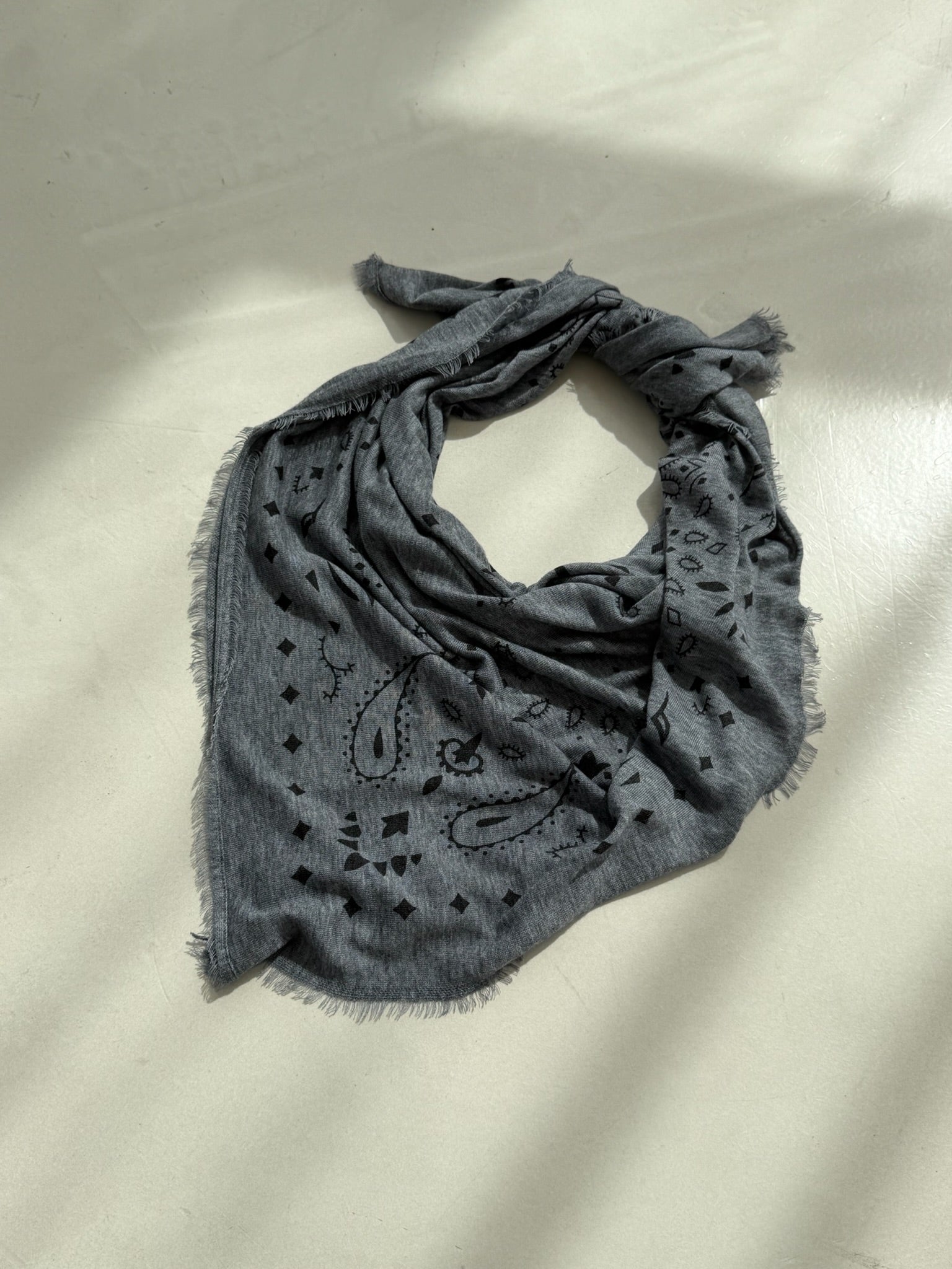 Tuch mit Muster "MyaDLL" dark grey