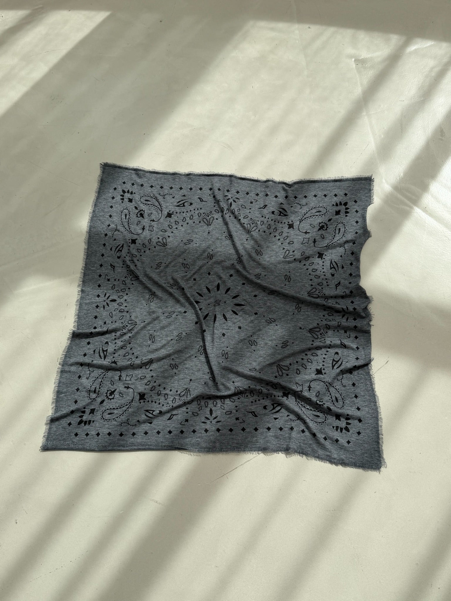 Tuch mit Muster "MyaDLL" dark grey