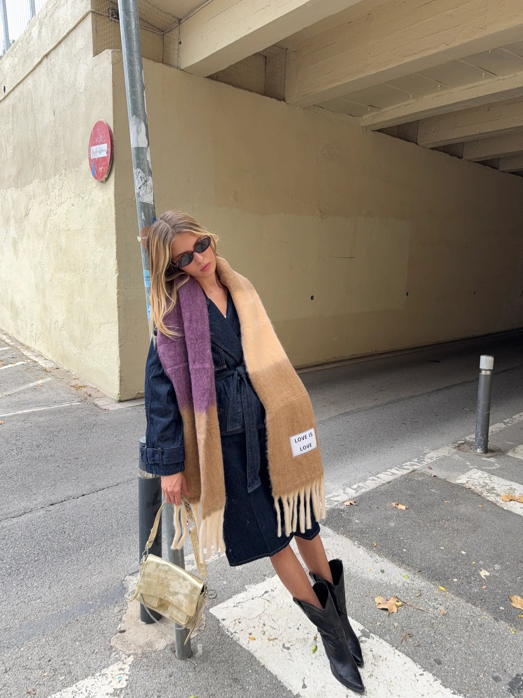 Schal "Love is Love"