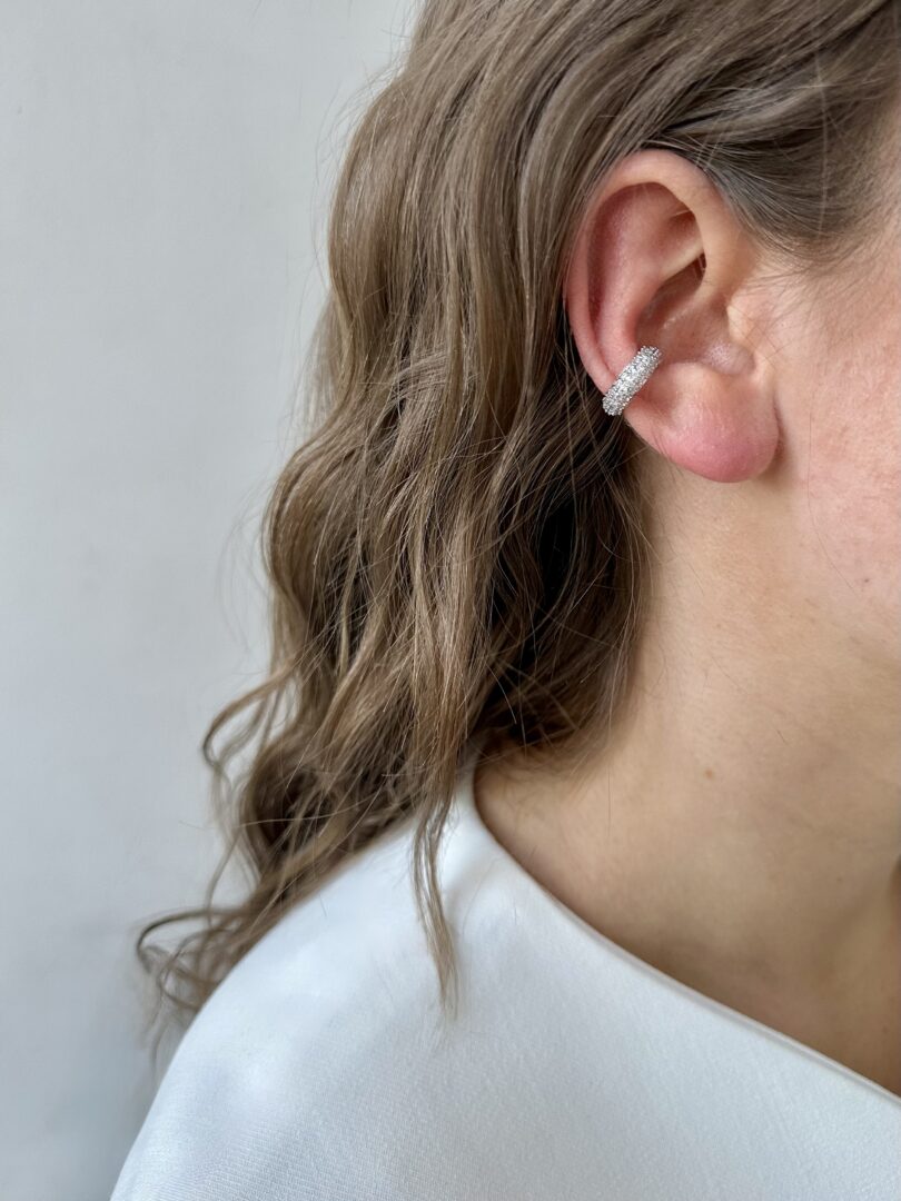 Earcuff mit silbernen Strasssteinen
