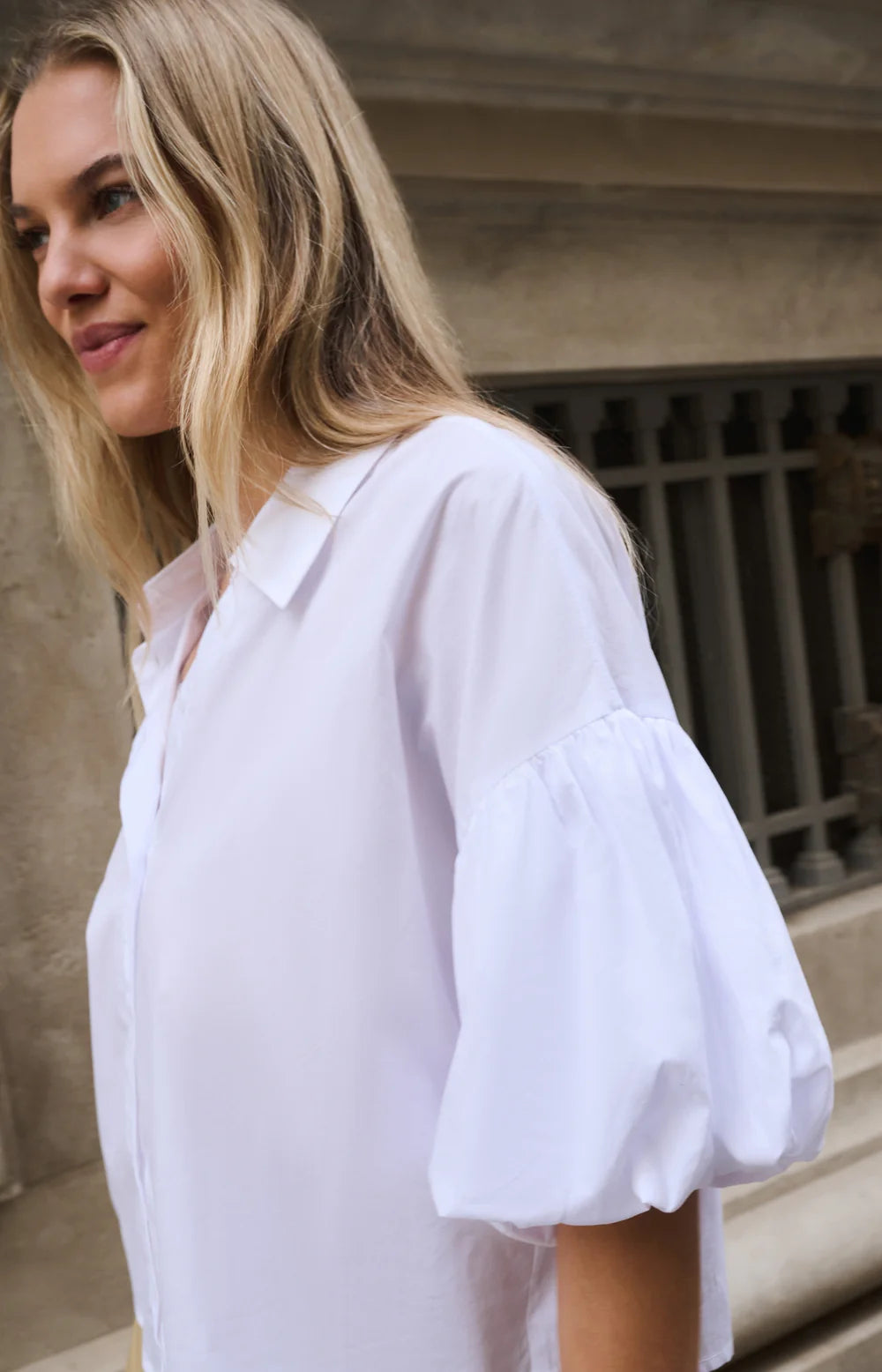 Bluse mit voluminösen Ballonärmeln und klassischem Kragen
