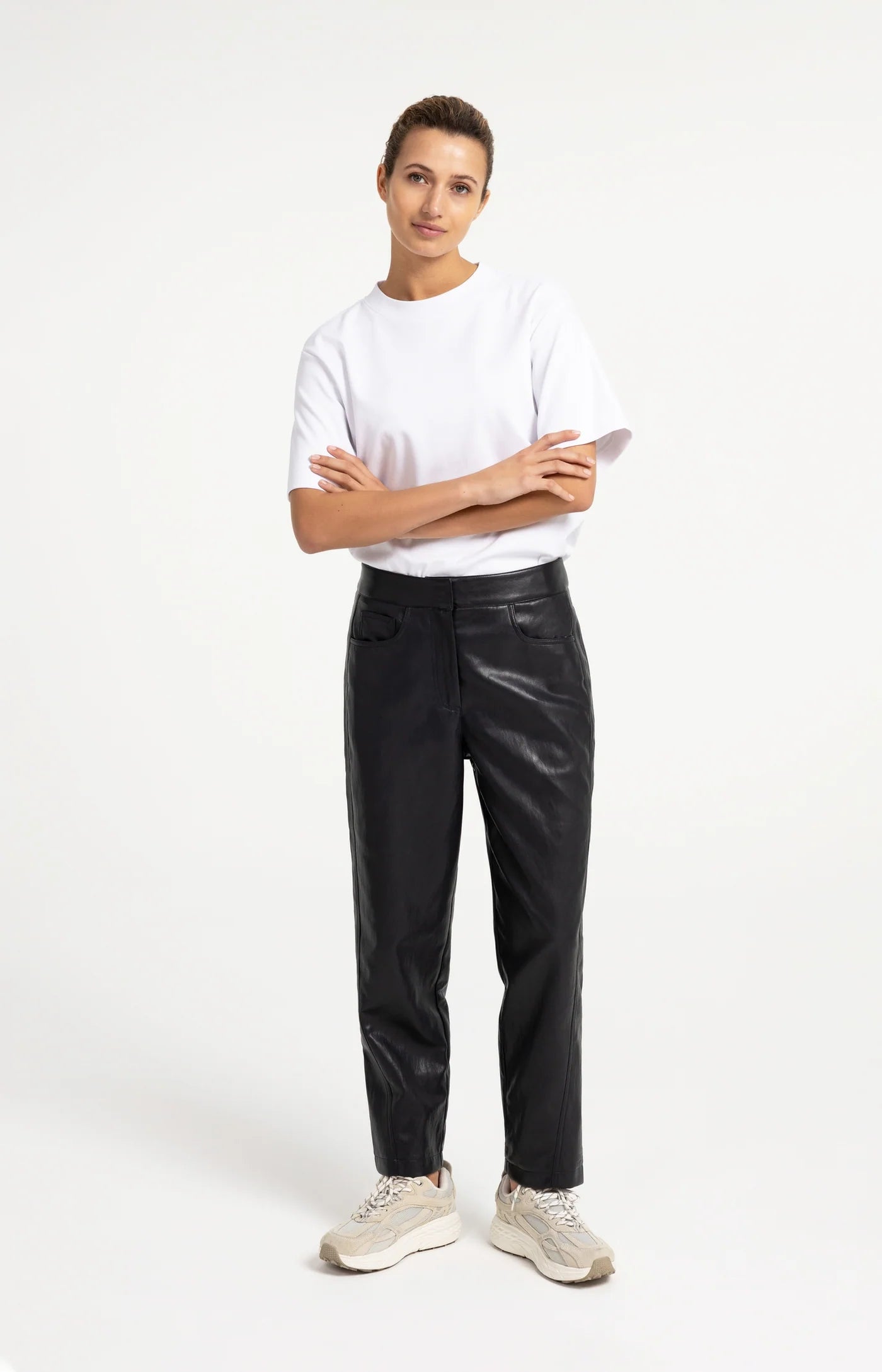 Karottenförmige Hose aus Kunstleder mit Ziernähten hole black