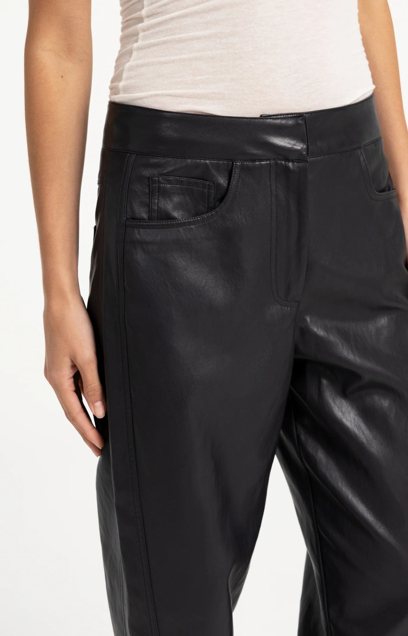 Karottenförmige Hose aus Kunstleder mit Ziernähten hole black