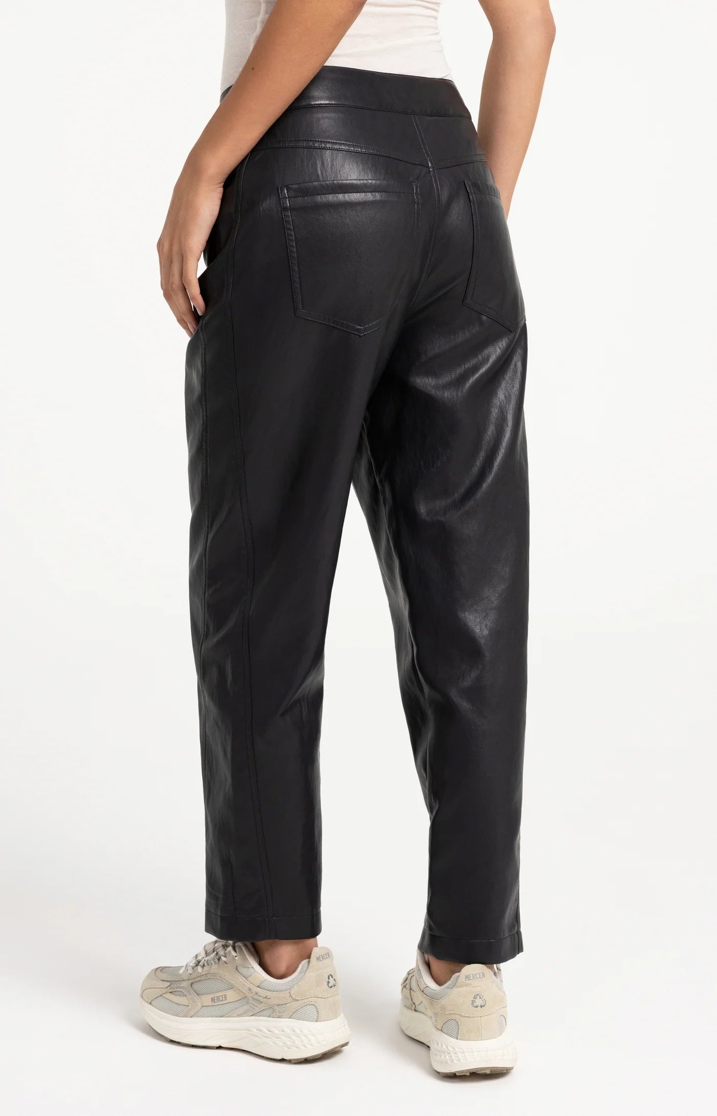 Karottenförmige Hose aus Kunstleder mit Ziernähten hole black
