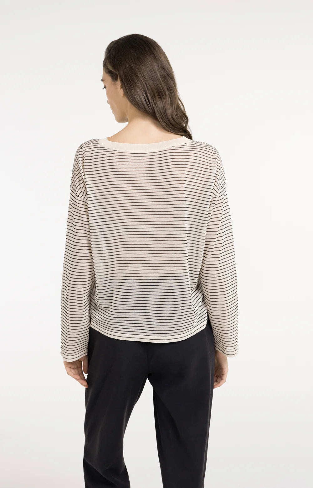 Leicht durchscheinender Feinstrickpullover mit Streifen