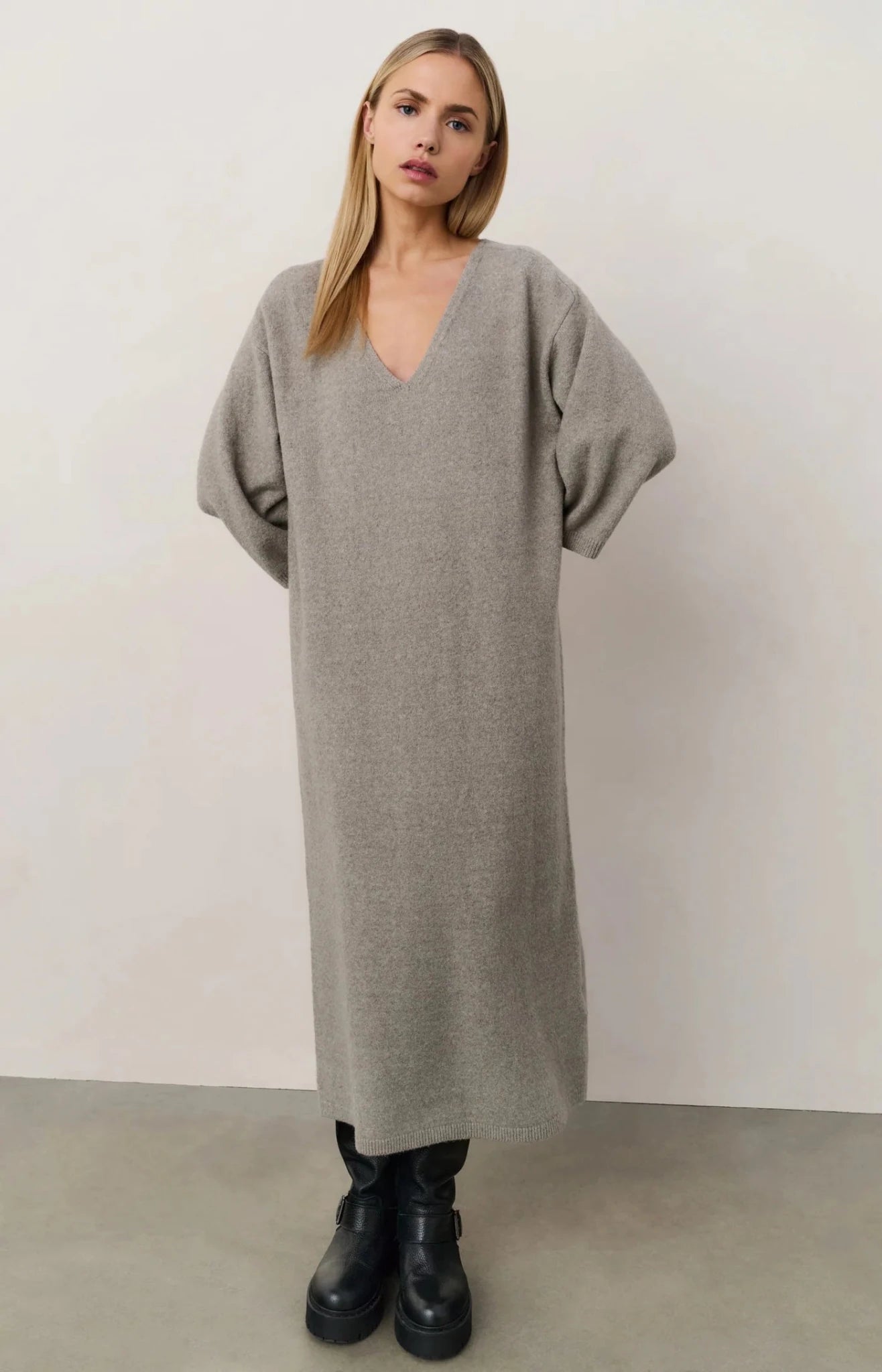 Strickkleid mit V - Ausschnitt - Dein Lieblingsladen Concept