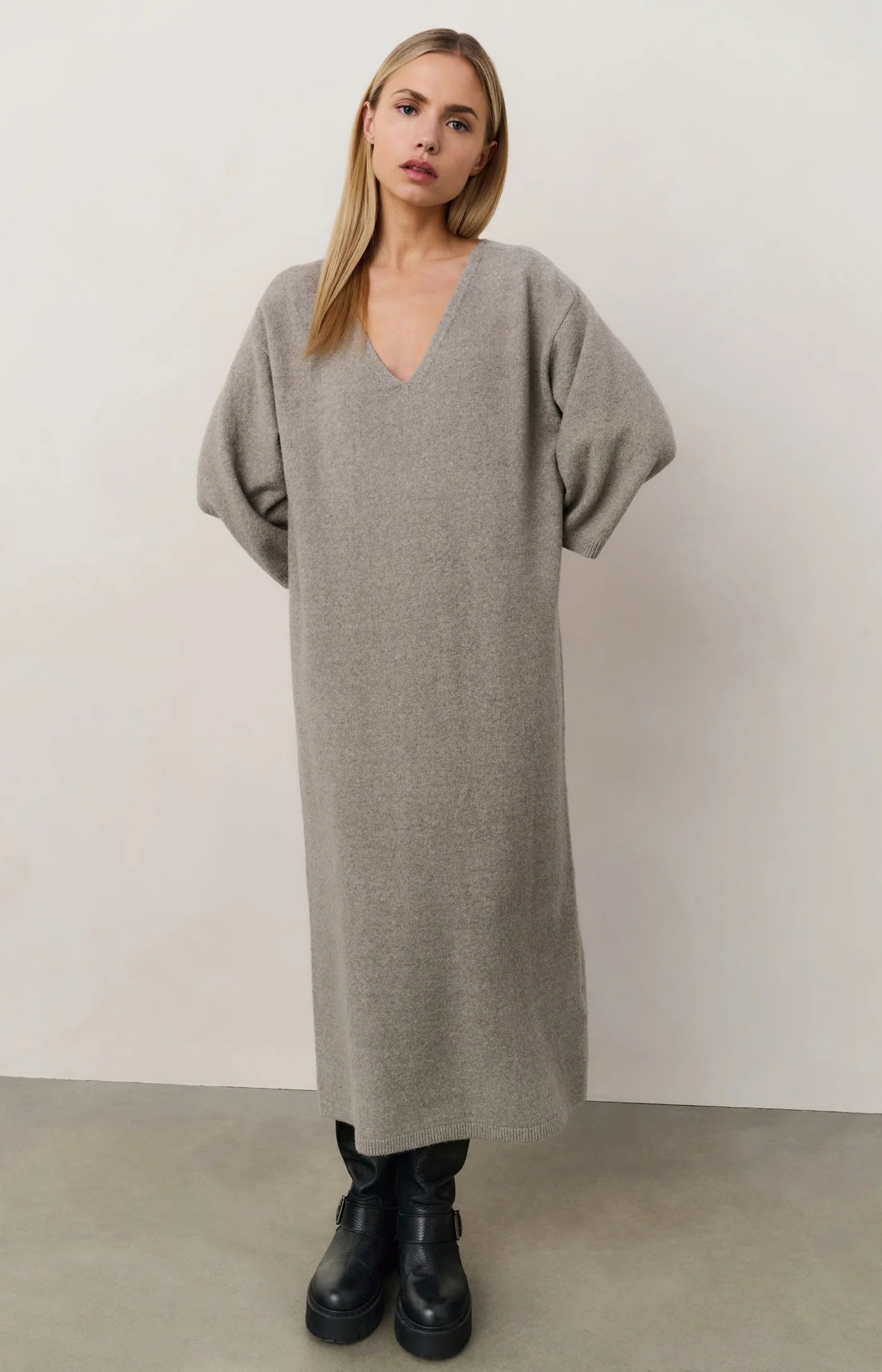 Strickkleid mit V-Ausschnitt