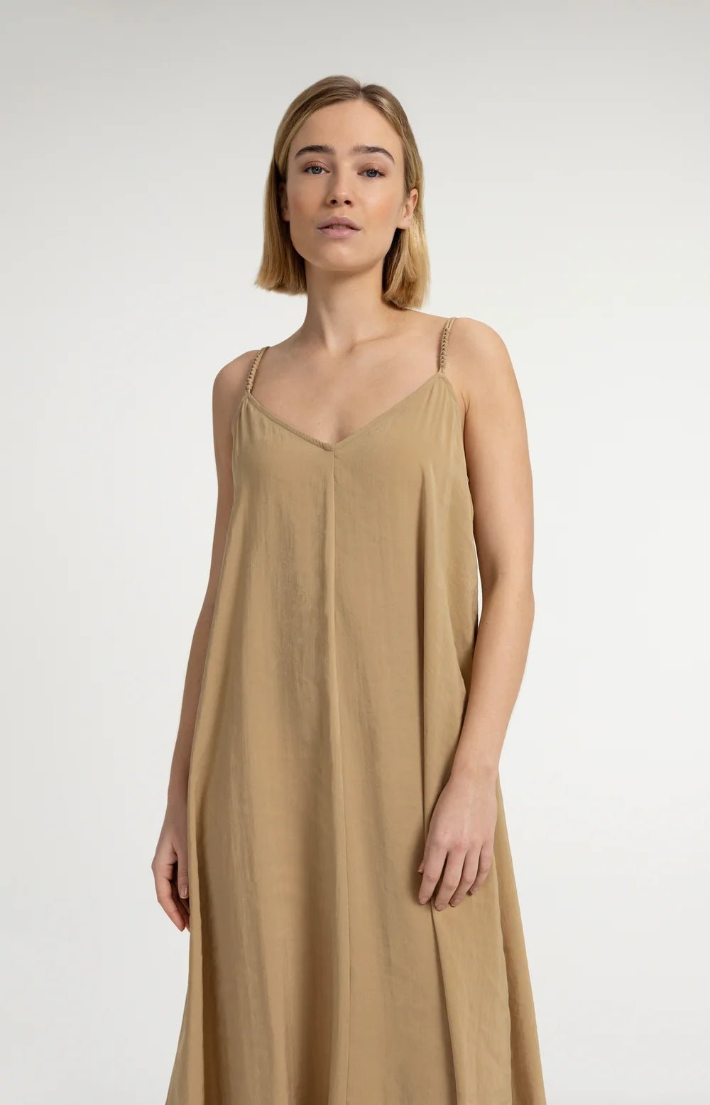 Langes Trägerkleid mit V-Ausschnitt-safari brown - Dein Lieblingsladen Concept
