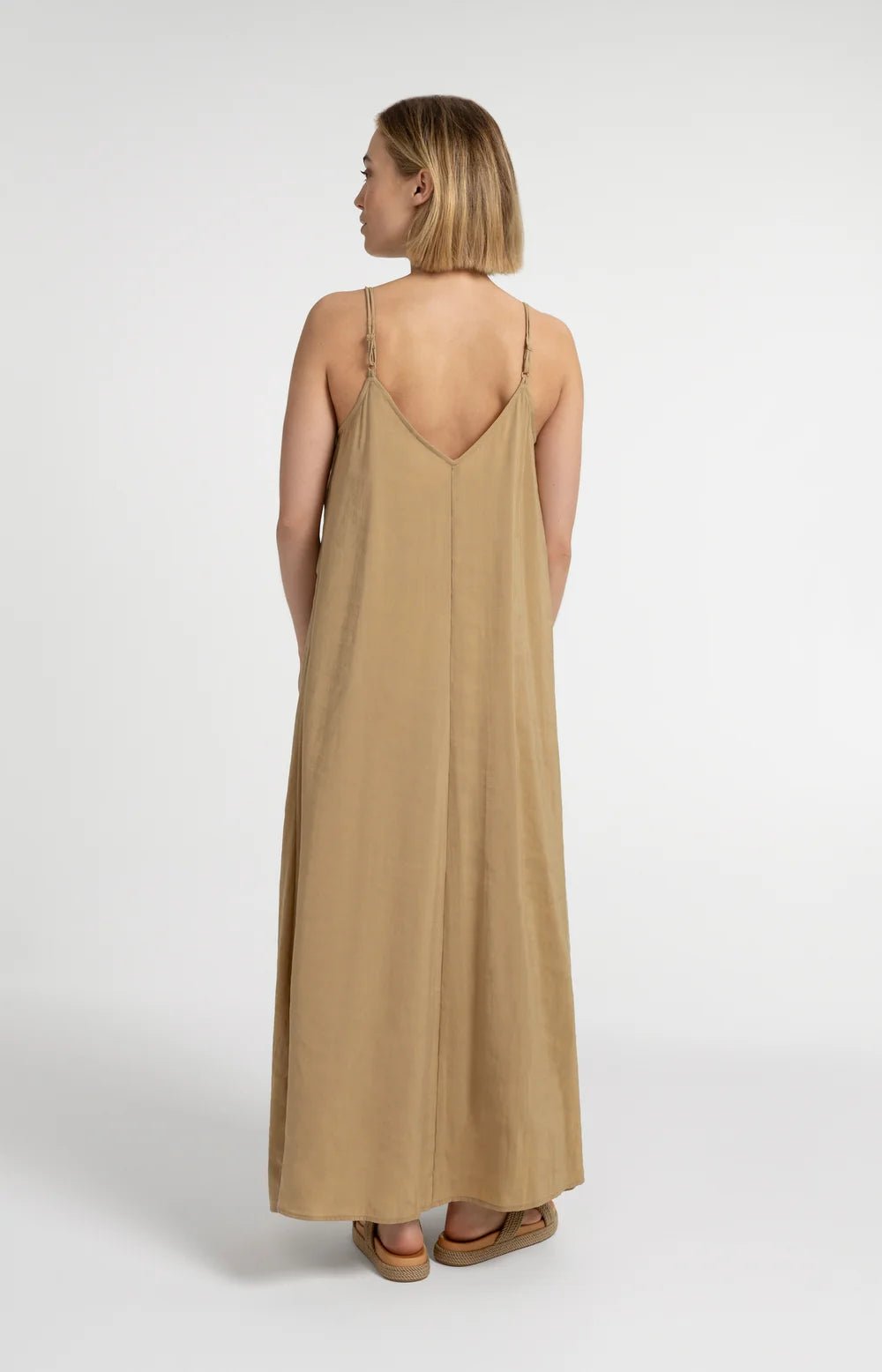 Langes Trägerkleid mit V-Ausschnitt-safari brown - Dein Lieblingsladen Concept