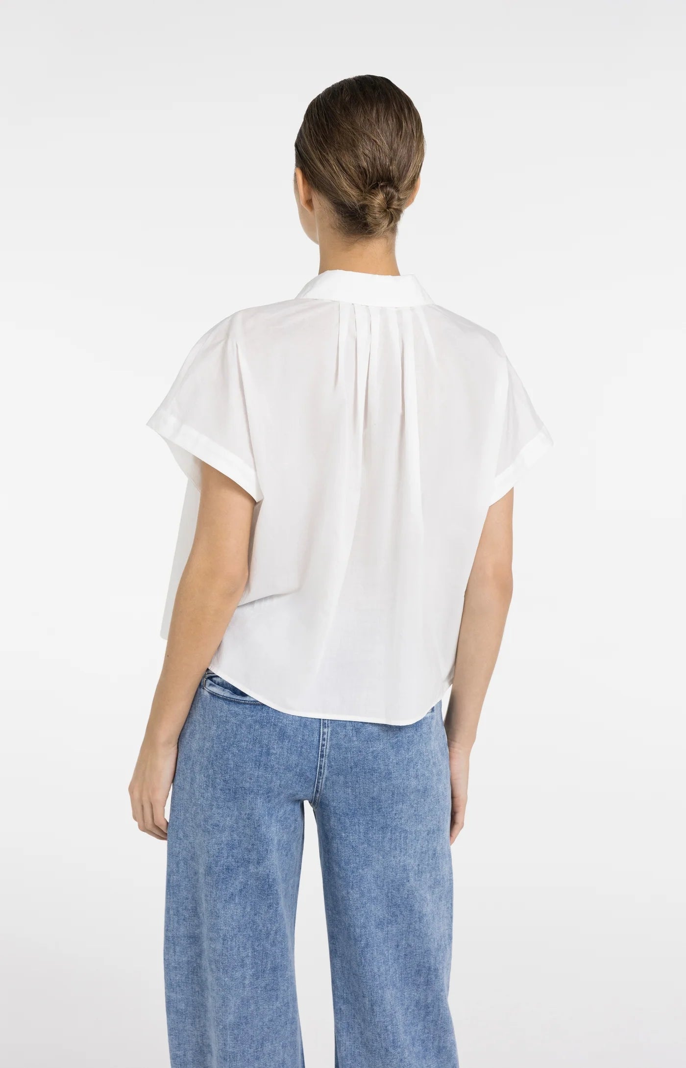 Ärmellose Bluse mit Zierknöpfen