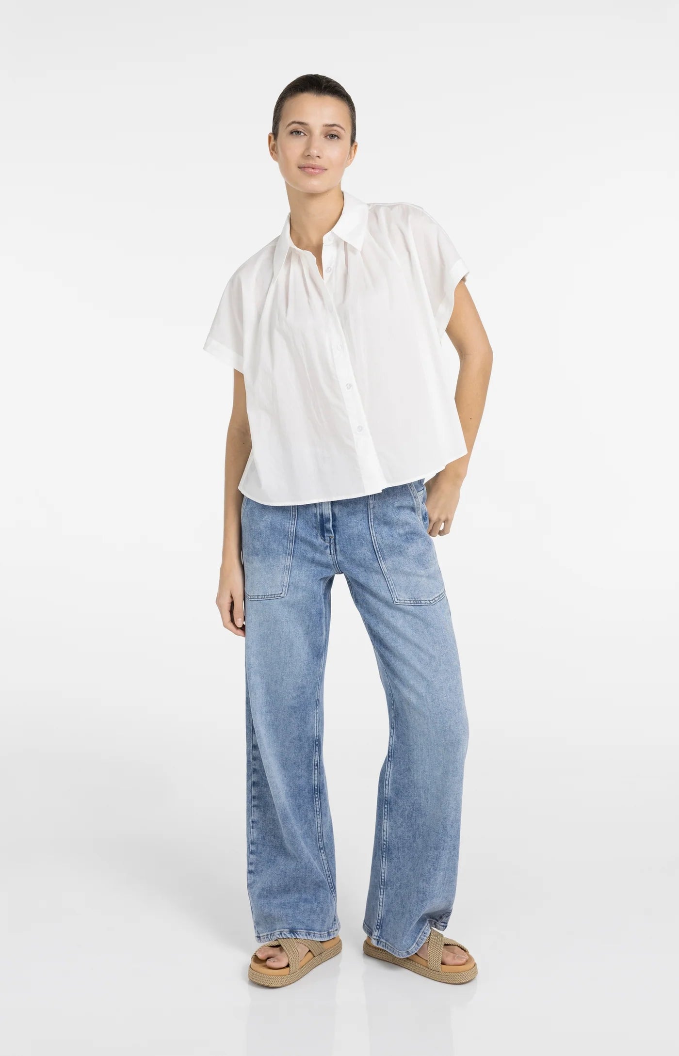 Ärmellose Bluse mit Zierknöpfen