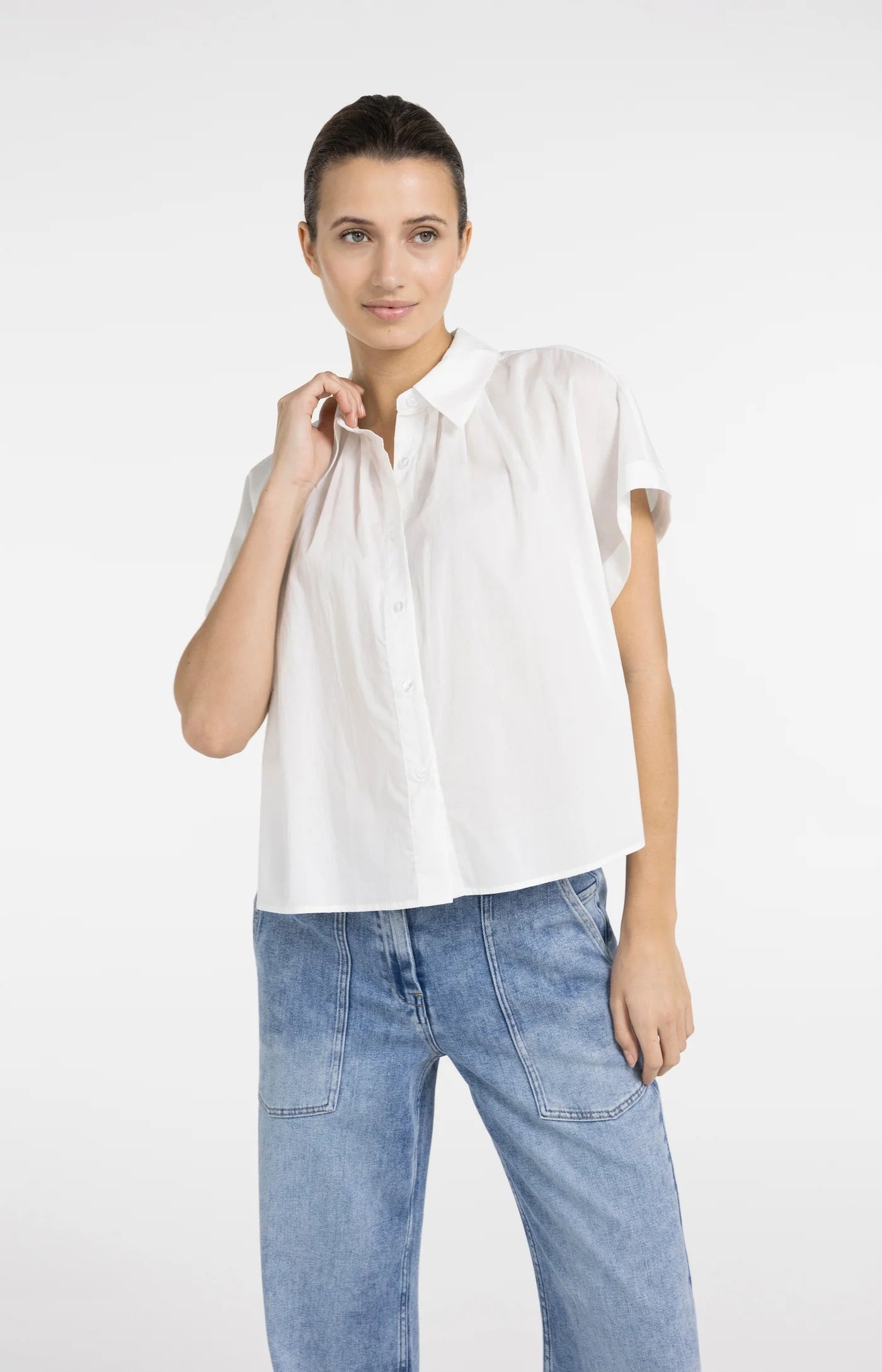 Ärmellose Bluse mit Zierknöpfen