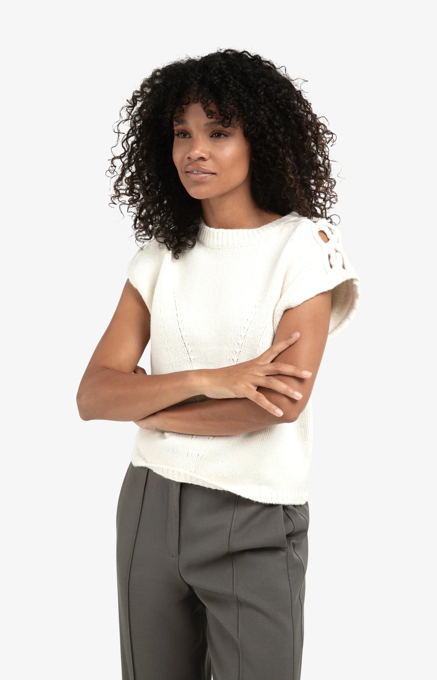 Ärmelloser Pullover mit Zopfmuster