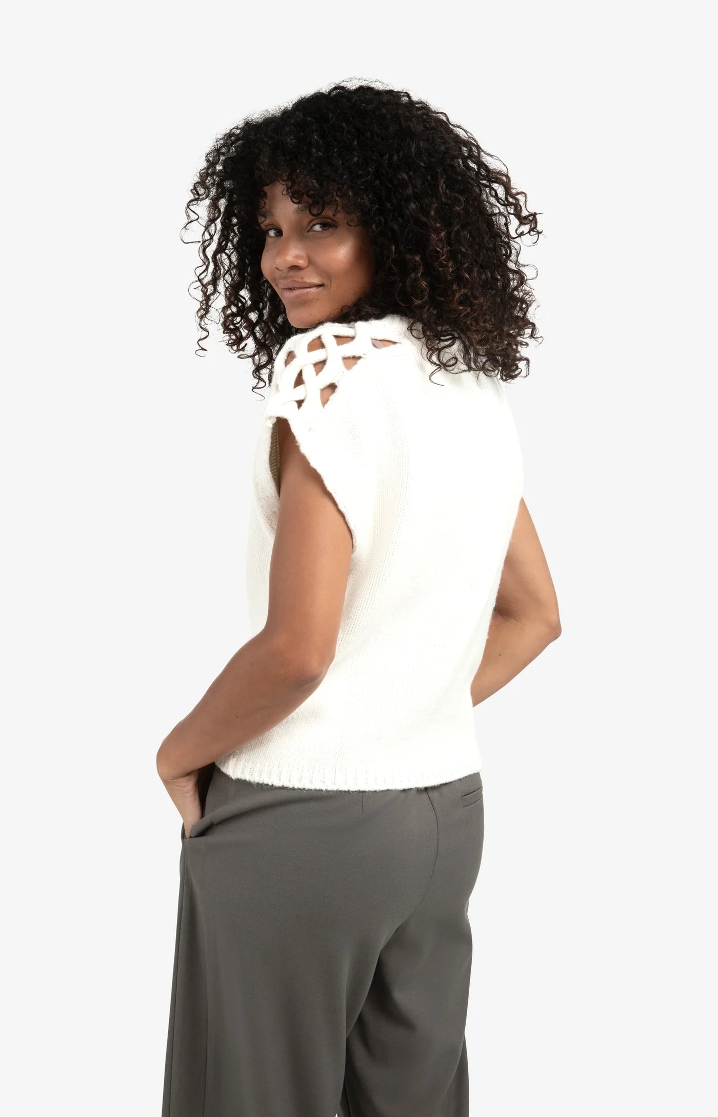 Ärmelloser Pullover mit Zopfmuster