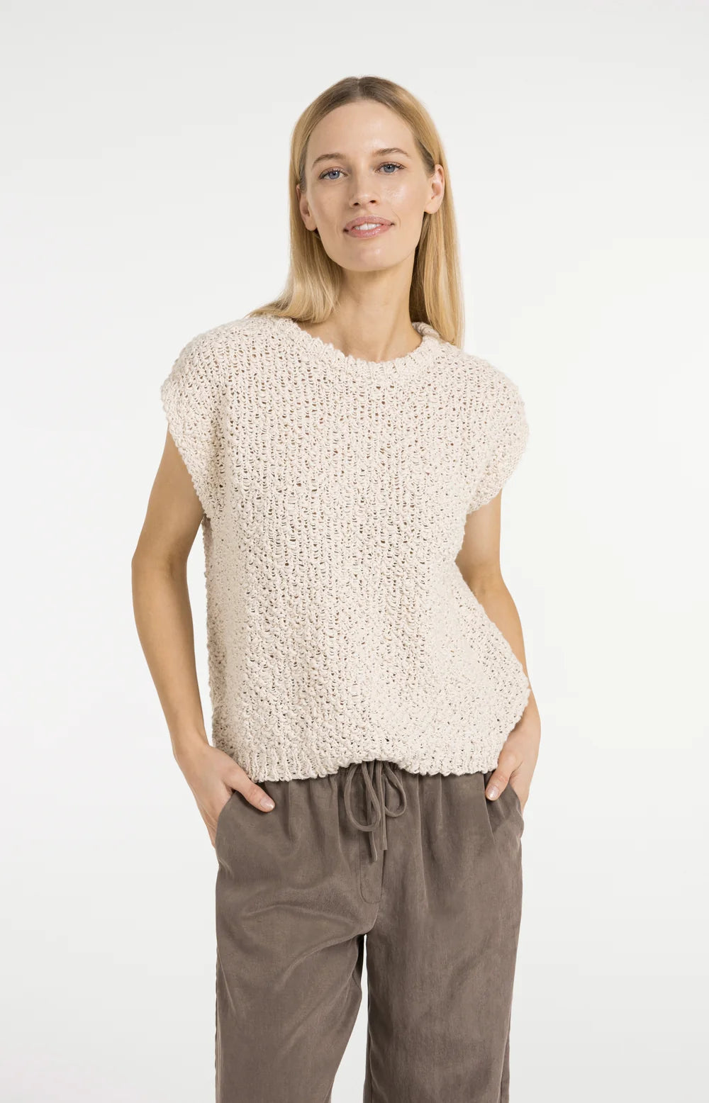 Ärmelloser Pullover mit offenem Strickmuster