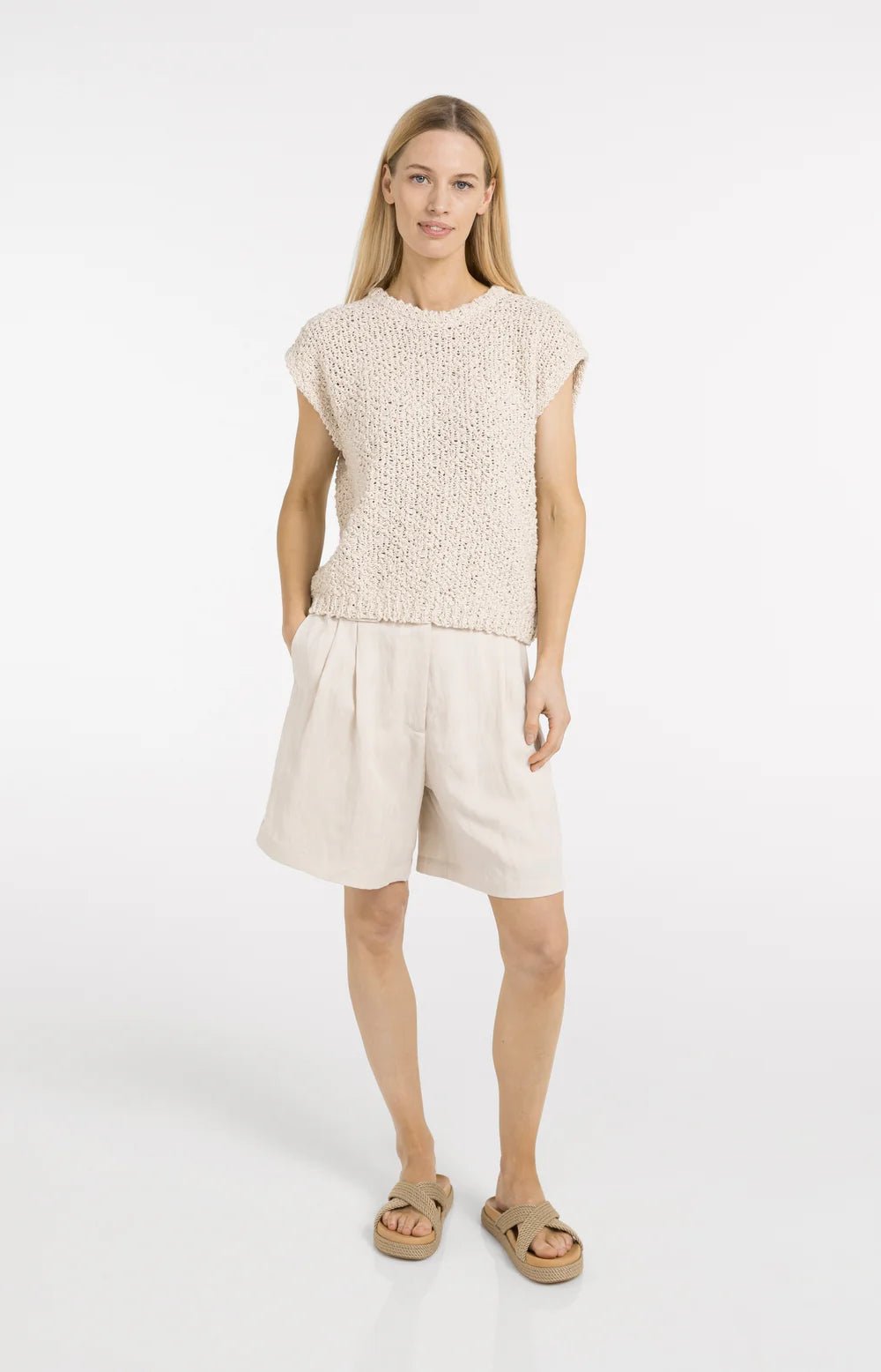 Ärmelloser Pullover mit offenem Strickmuster