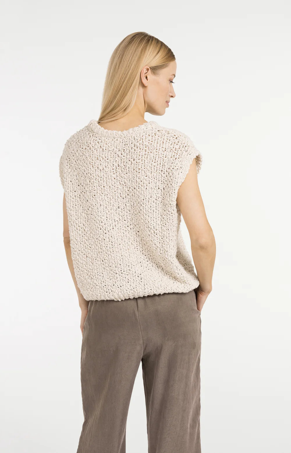 Ärmelloser Pullover mit offenem Strickmuster
