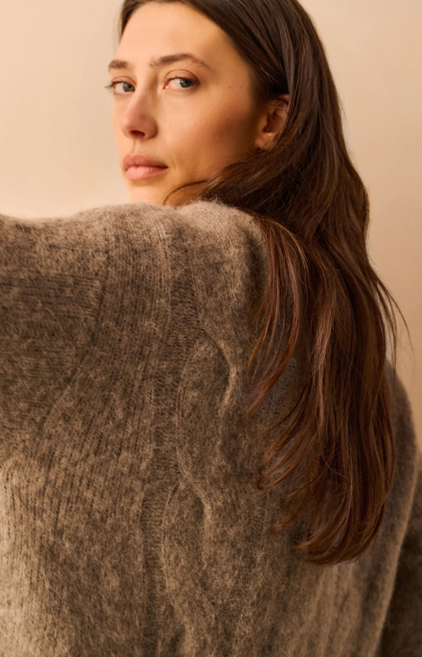 Weicher Pullover mit Zopfmuster-taupe grey melange