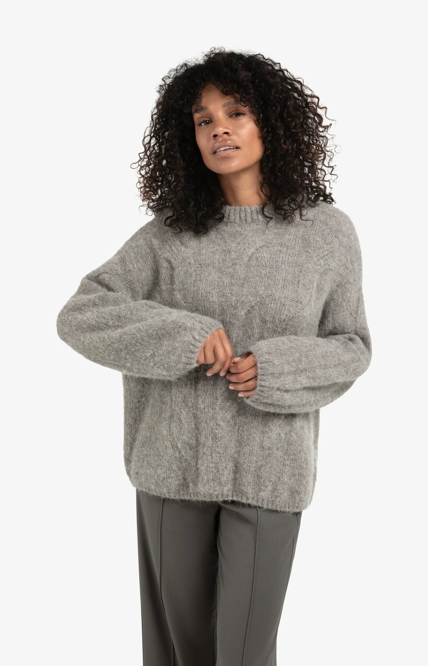 Weicher Pullover mit Zopfmuster-taupe grey melange