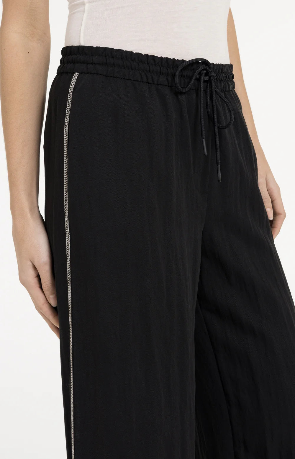 Hose mit weitem Bein und Kontrastnähten Black