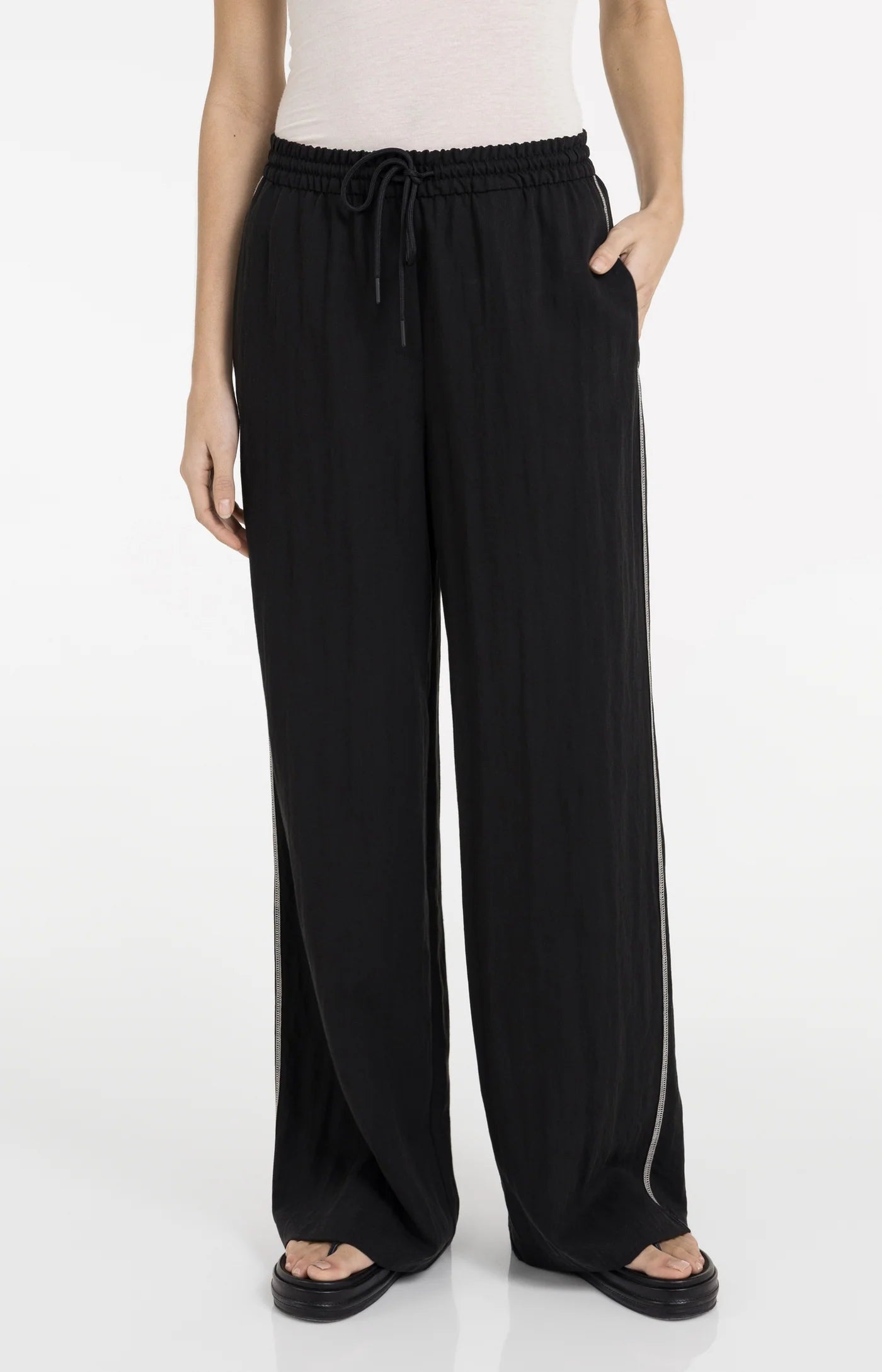 Hose mit weitem Bein und Kontrastnähten Black