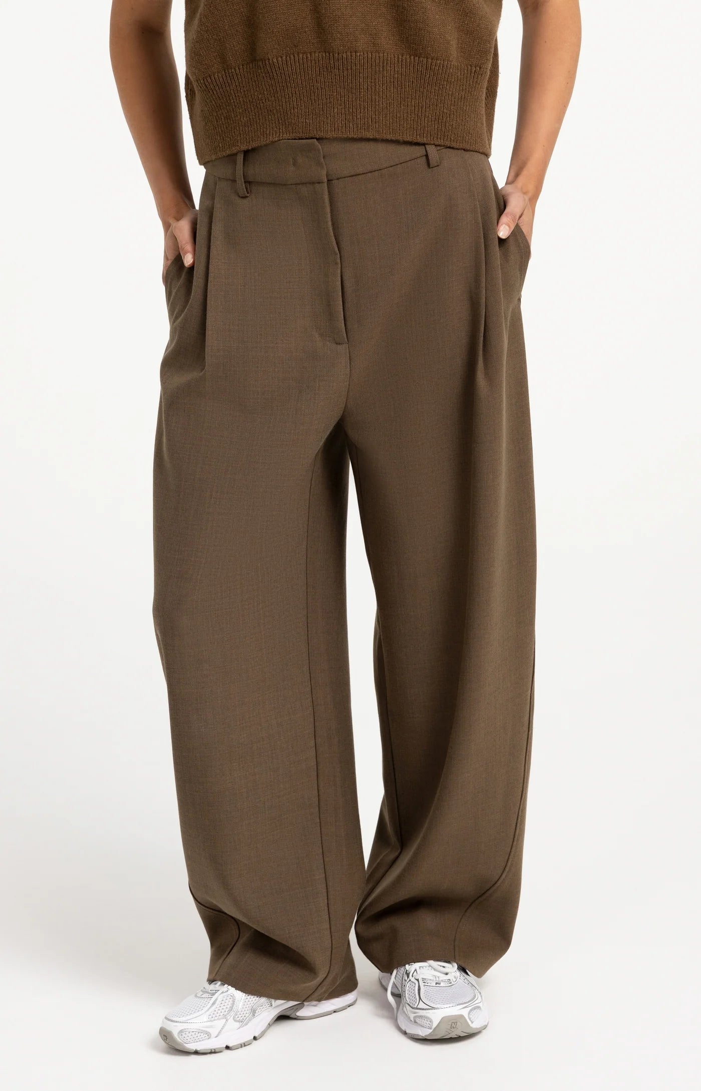 Gewebte Barrel-Leg-Hose mit Zierfalte