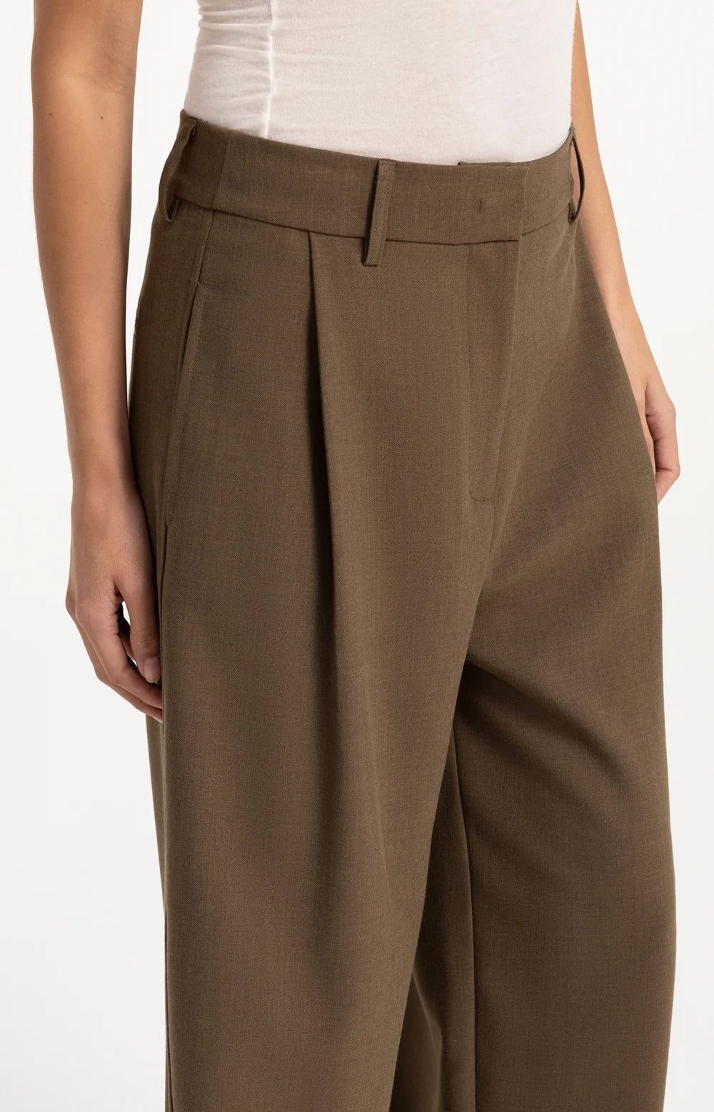 Gewebte Barrel-Leg-Hose mit Zierfalte