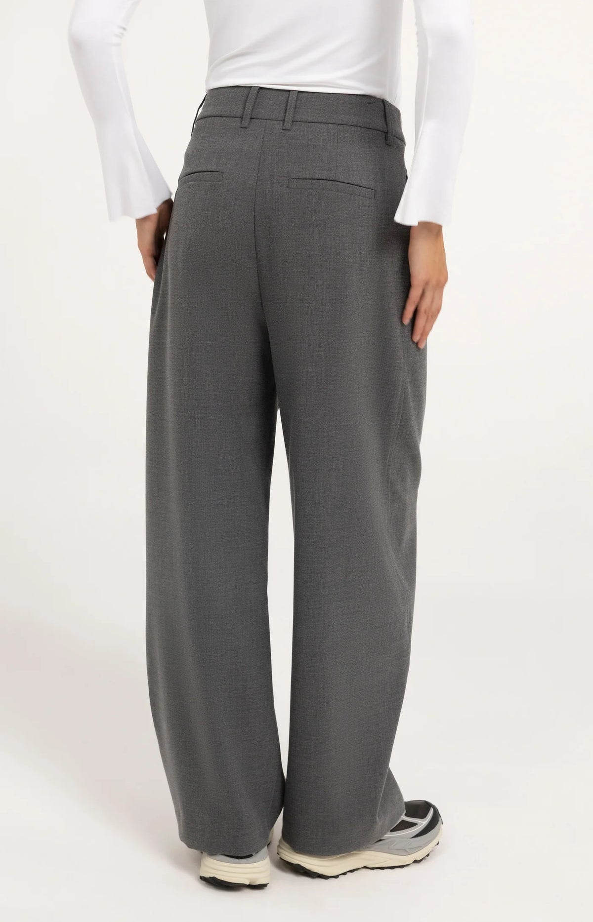 Gewebte Hose mit Barrel-Beinen und Bundfalten