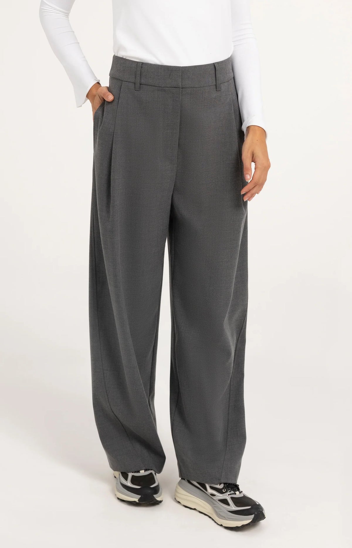 Gewebte Hose mit Barrel-Beinen und Bundfalten