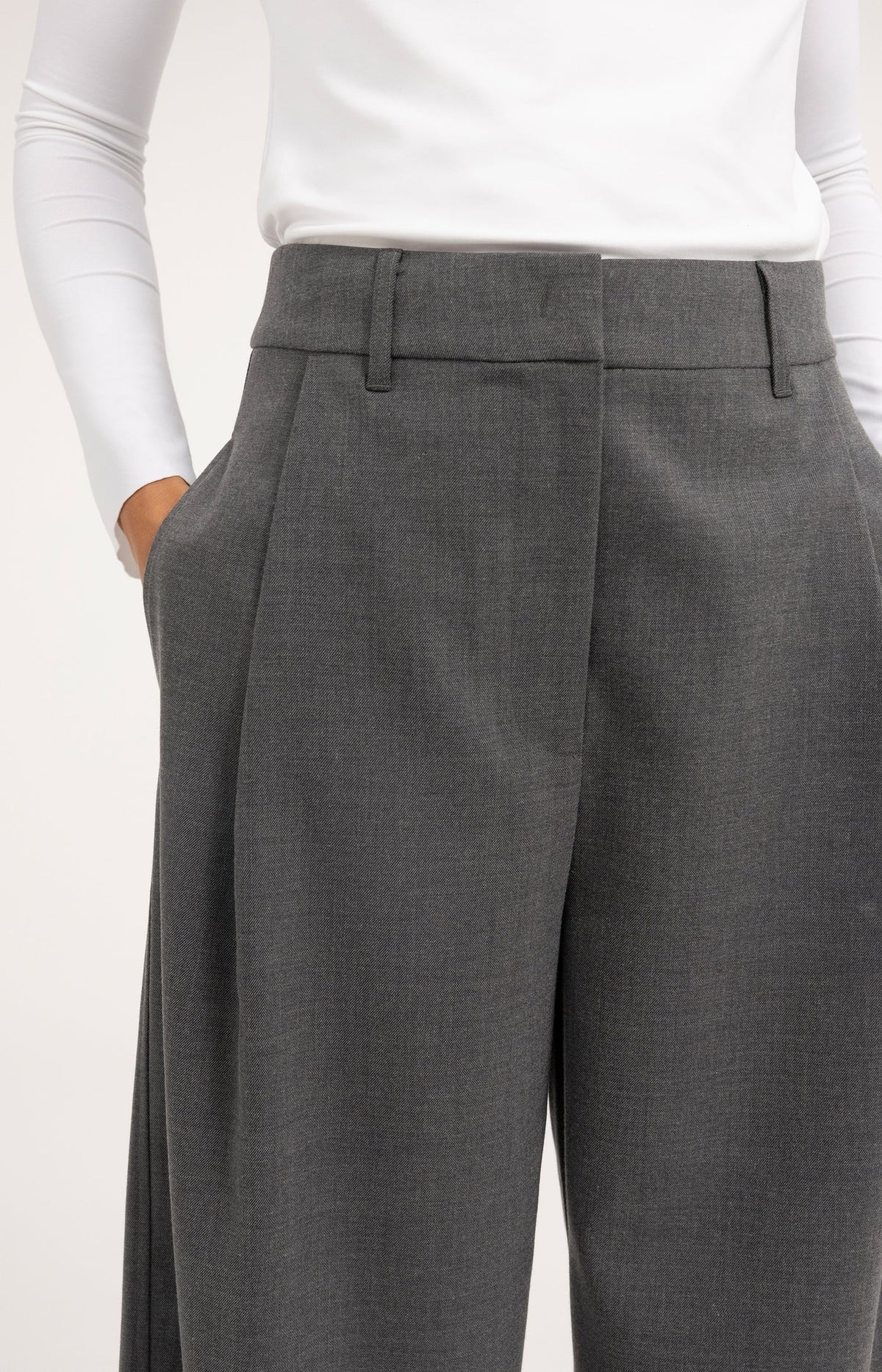 Gewebte Hose mit Barrel-Beinen und Bundfalten