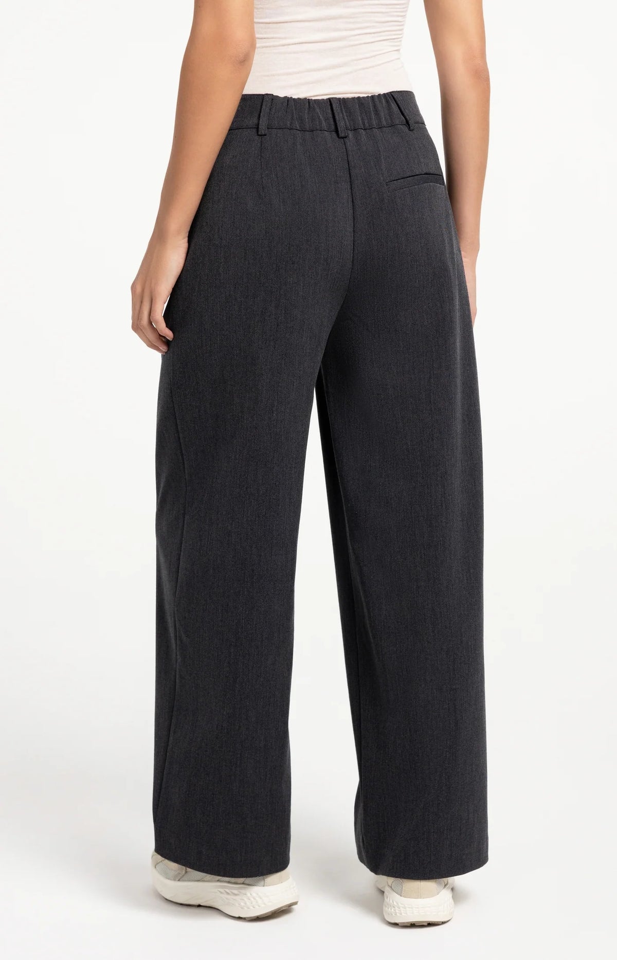 Gewebte Hose mit weitem Bein und asymmetrischem Verschluss Angebot