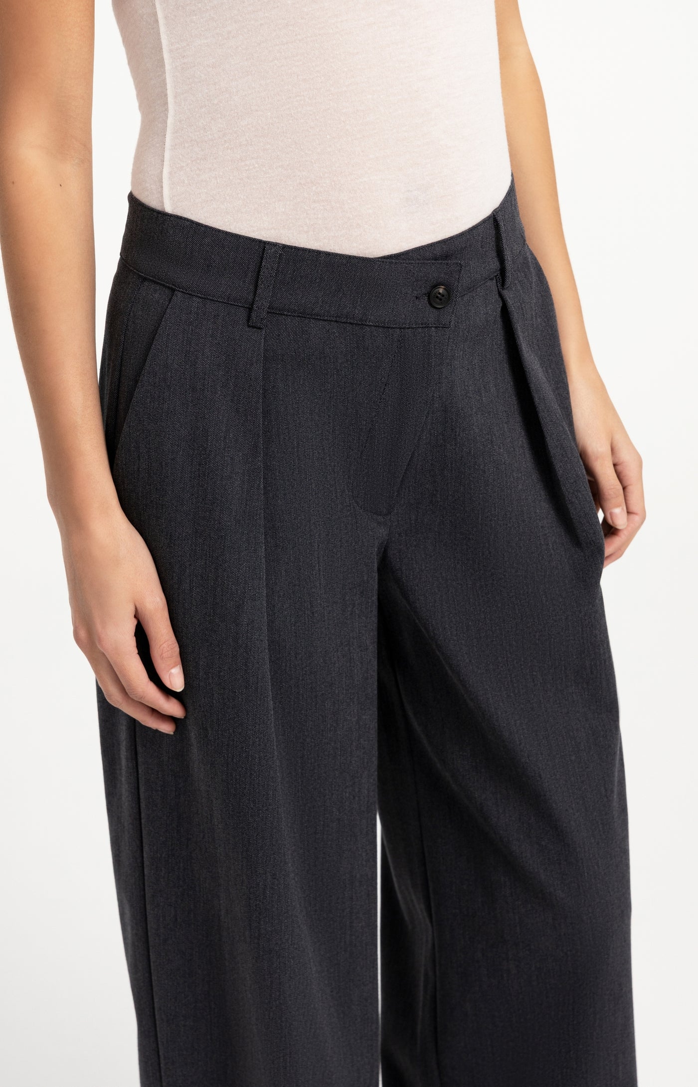 Gewebte Hose mit weitem Bein und asymmetrischem Verschluss Angebot