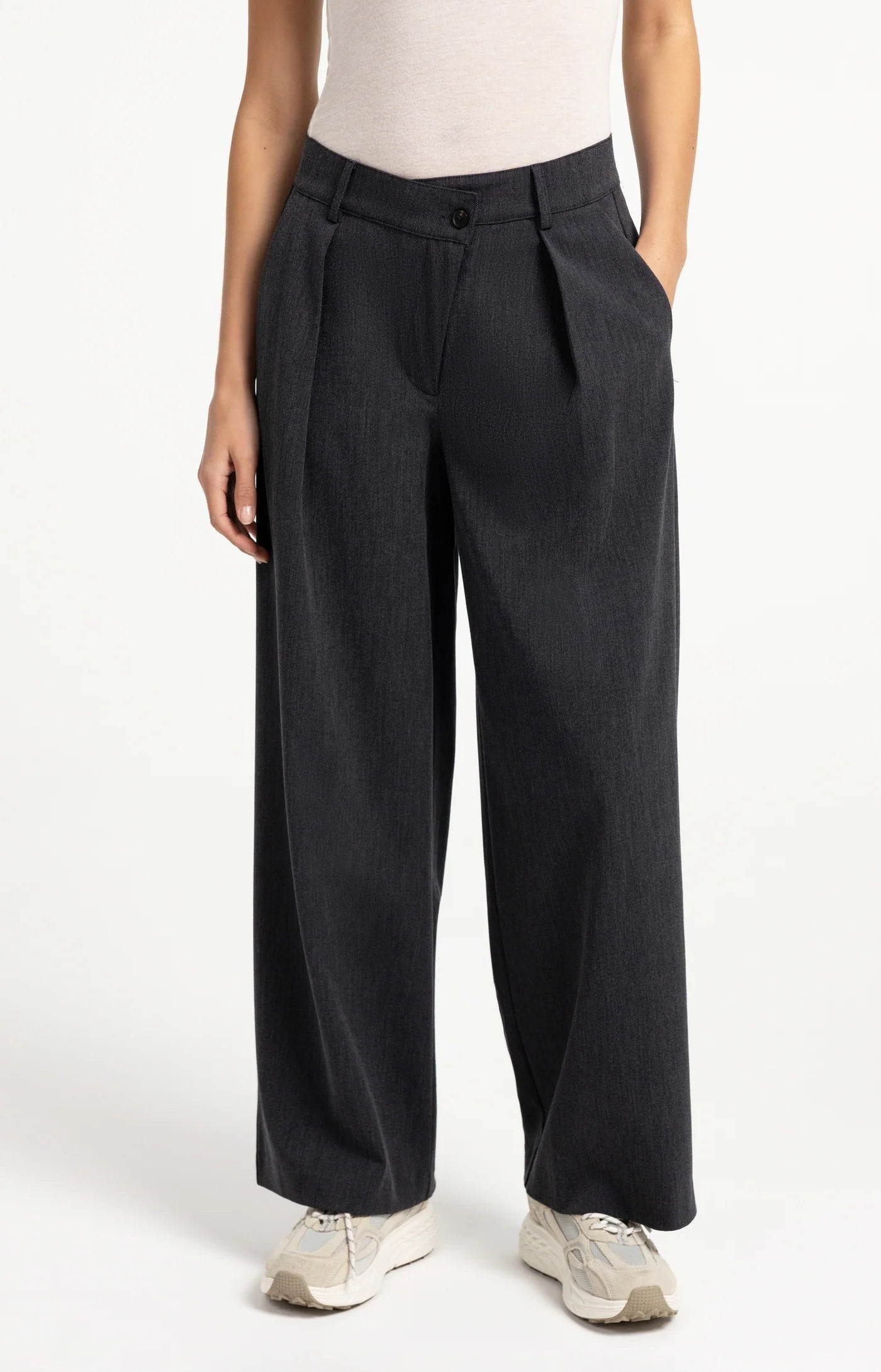 Gewebte Hose mit weitem Bein und asymmetrischem Verschluss Angebot