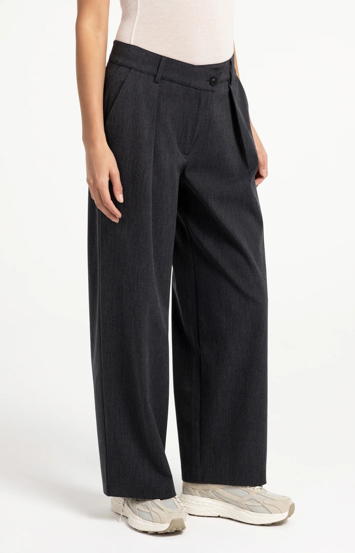 Gewebte Hose mit weitem Bein und asymmetrischem Verschluss Angebot