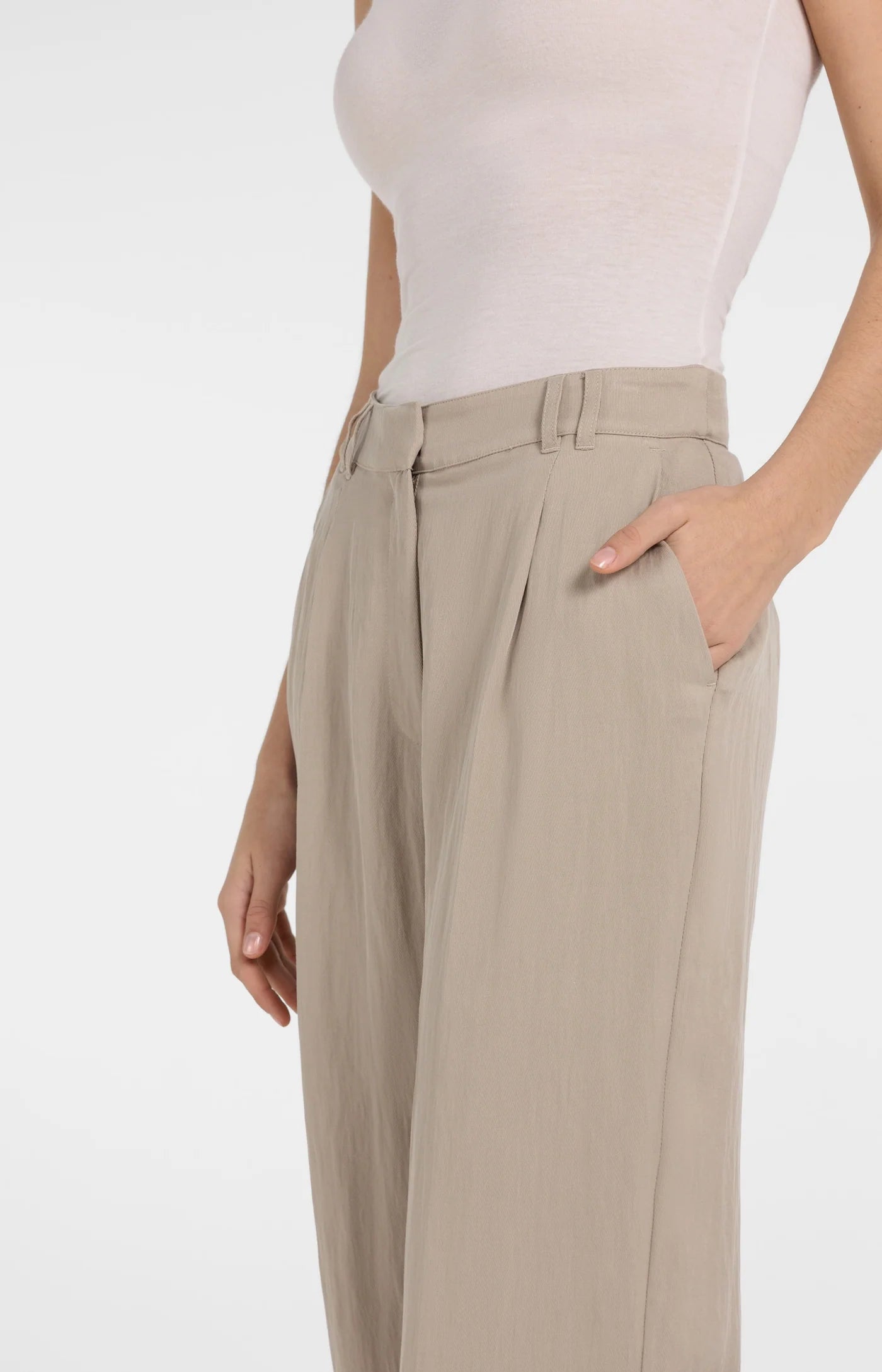 Bundfaltenhose aus Webstoff mit weitem Bein