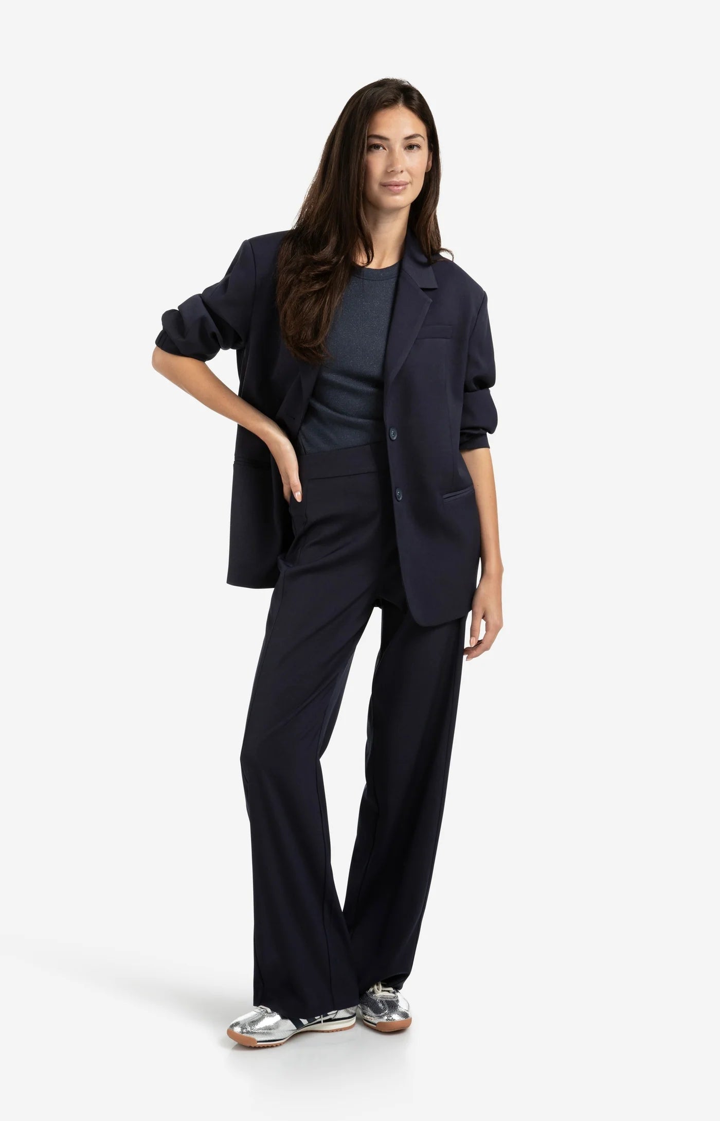 Gewebte Hose mit weitem Bein und Nahtdetails